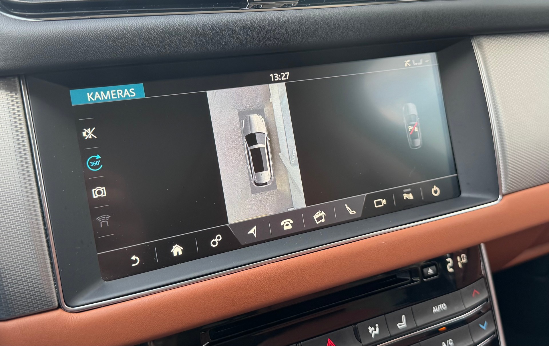 JAGUAR XF Sportbrake 30t Portfolio AWD-image-16