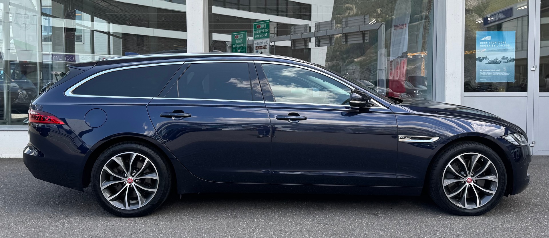 JAGUAR XF Sportbrake 30t Portfolio AWD-image-1