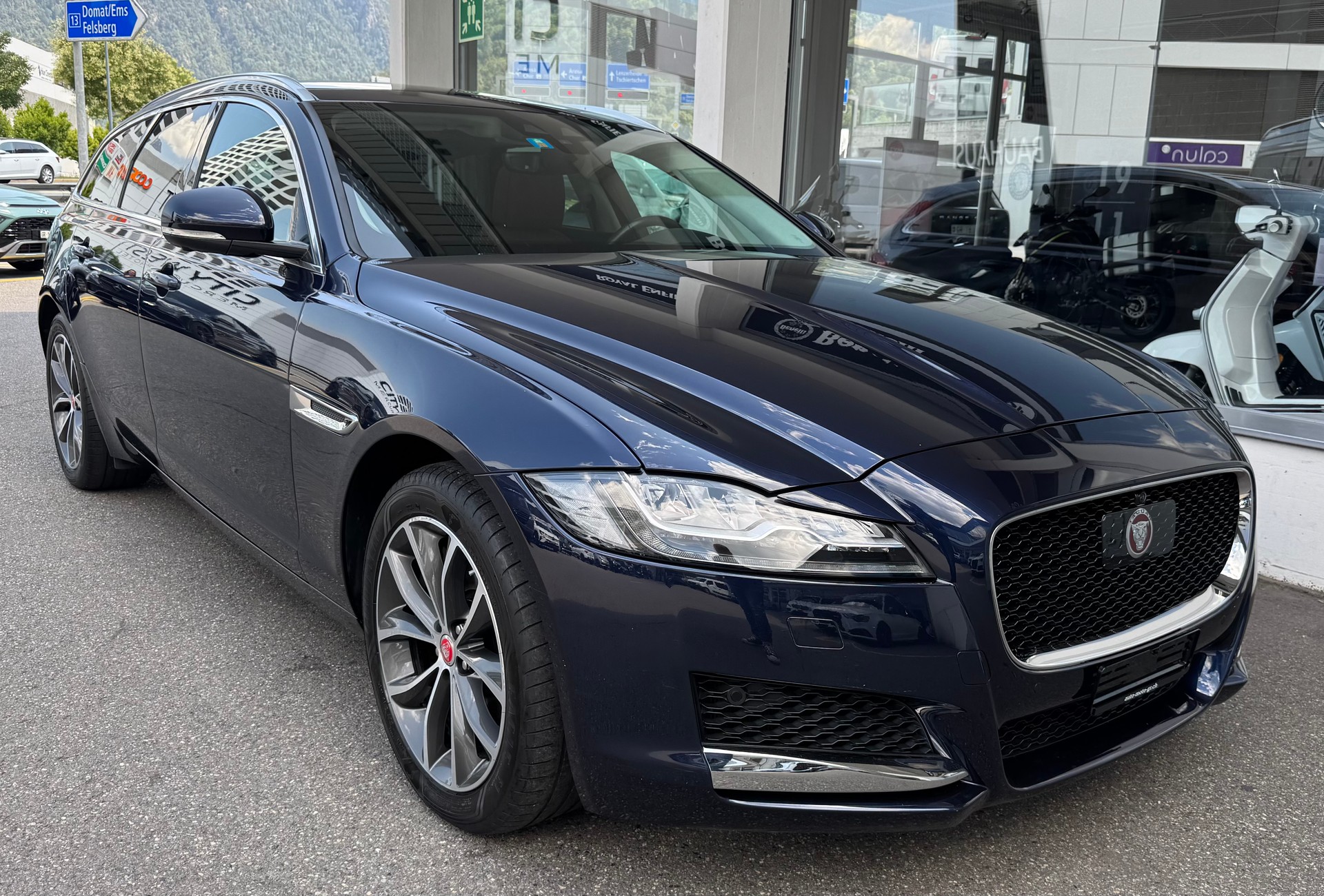 JAGUAR XF Sportbrake 30t Portfolio AWD-image-0