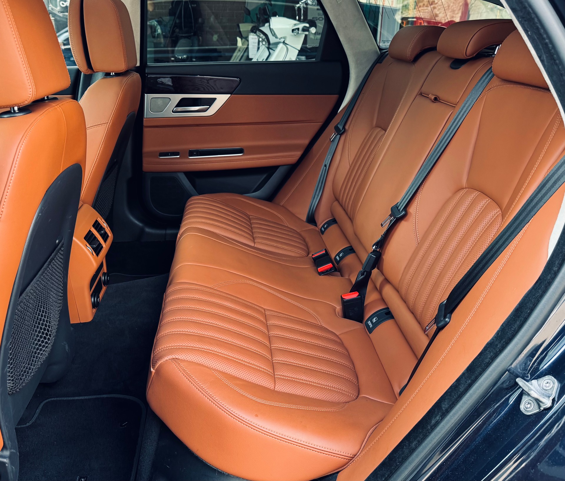 JAGUAR XF Sportbrake 30t Portfolio AWD-image-8