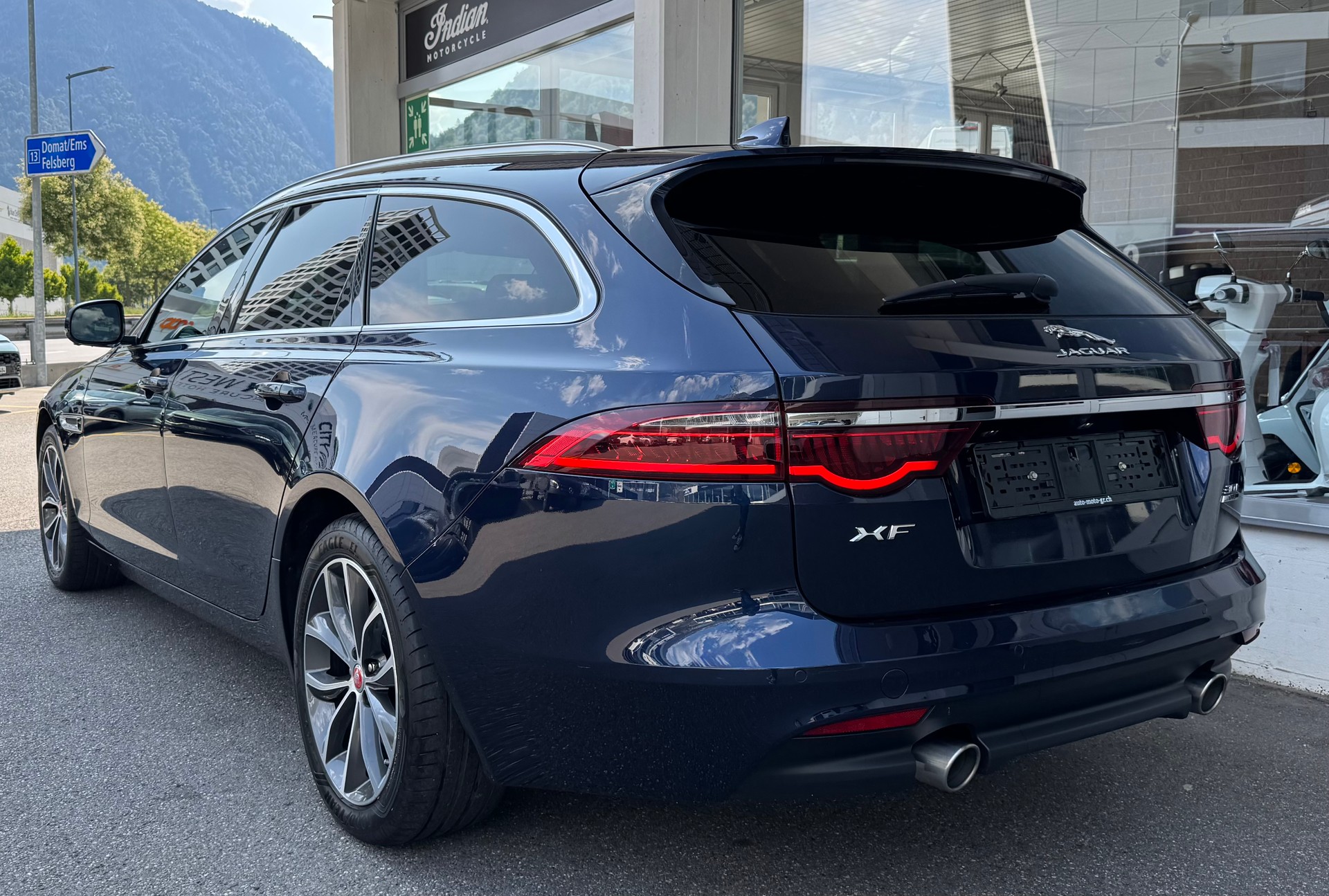 JAGUAR XF Sportbrake 30t Portfolio AWD-image-3