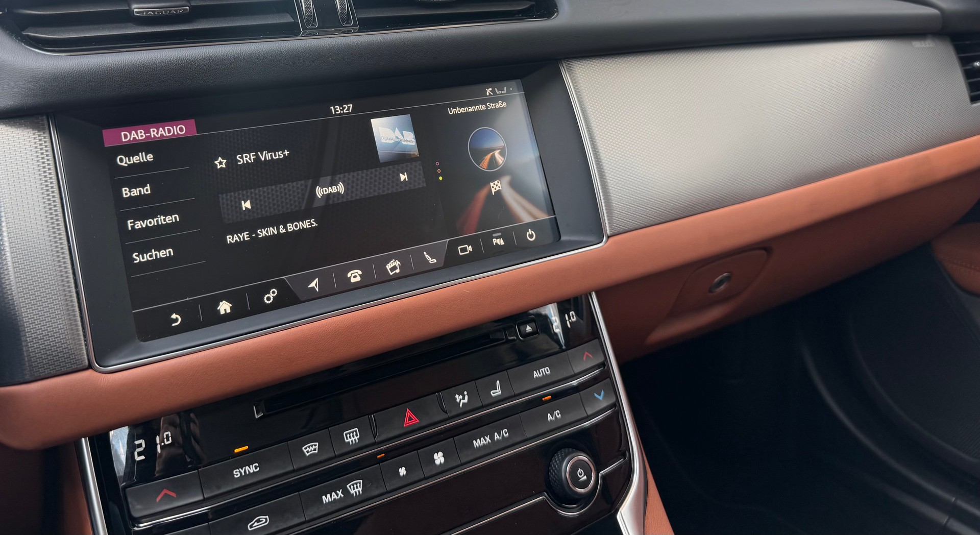 JAGUAR XF Sportbrake 30t Portfolio AWD-image-17