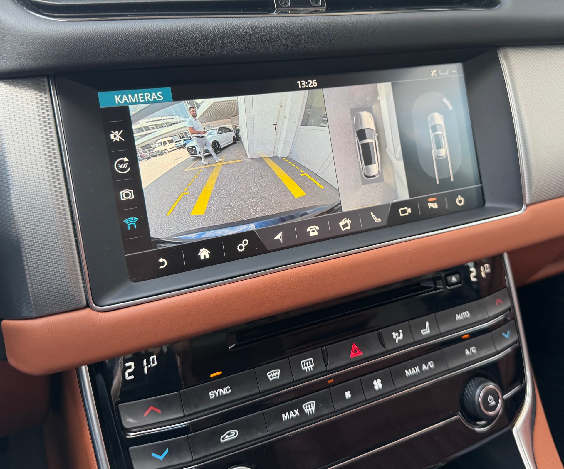 JAGUAR XF Sportbrake 30t Portfolio AWD-image-15