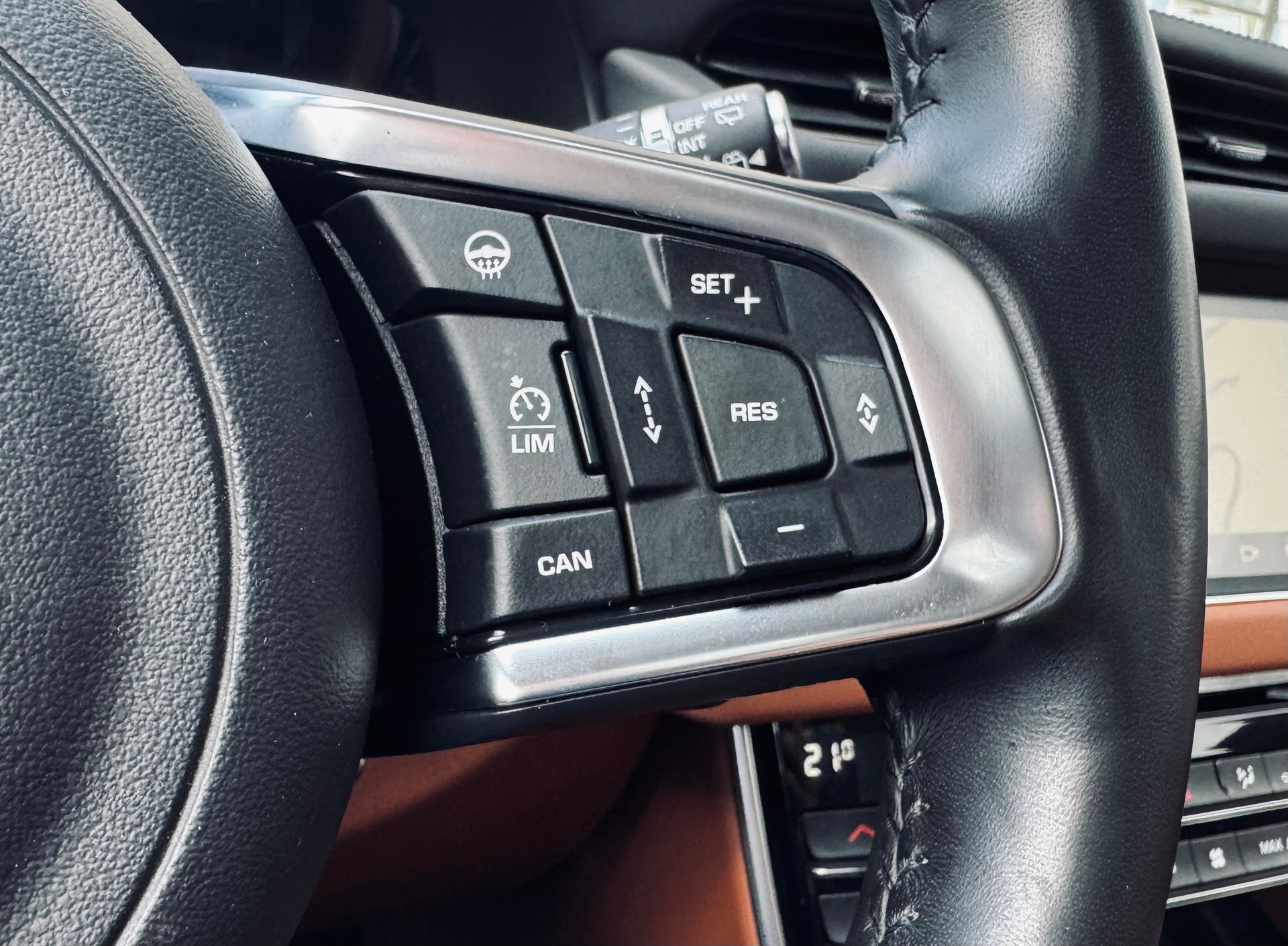JAGUAR XF Sportbrake 30t Portfolio AWD-image-13