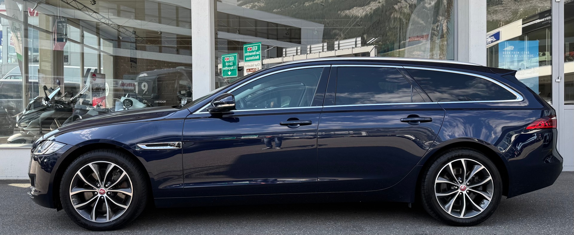 JAGUAR XF Sportbrake 30t Portfolio AWD-image-2