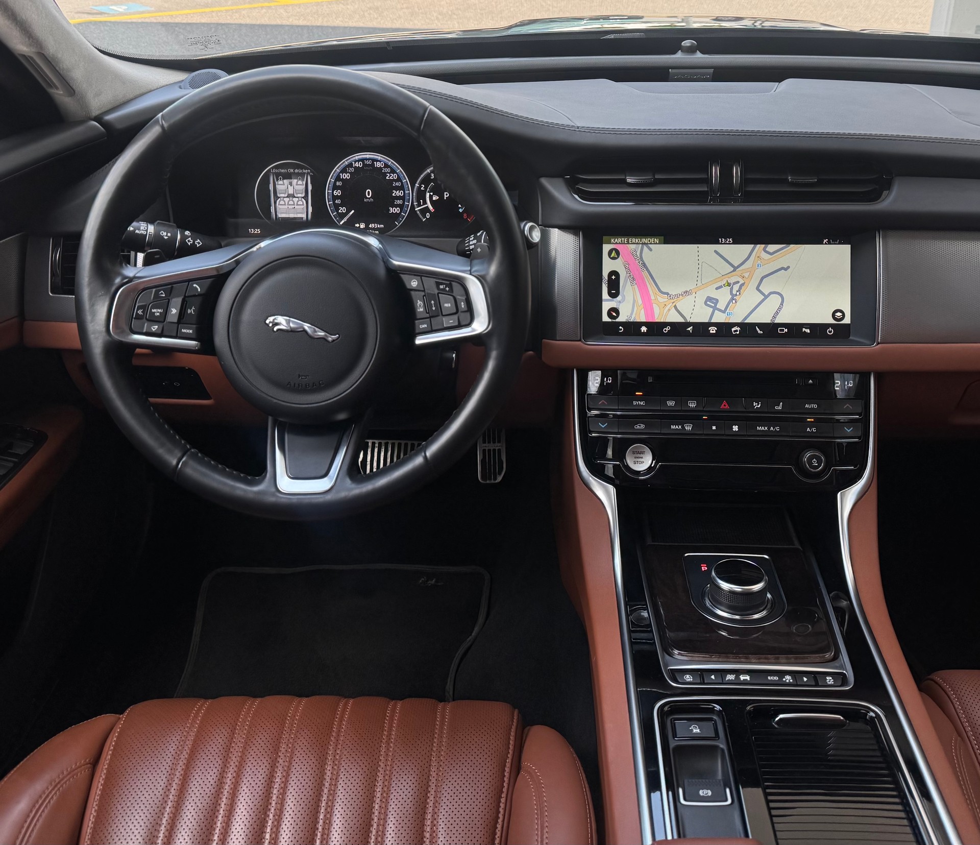 JAGUAR XF Sportbrake 30t Portfolio AWD-image-11
