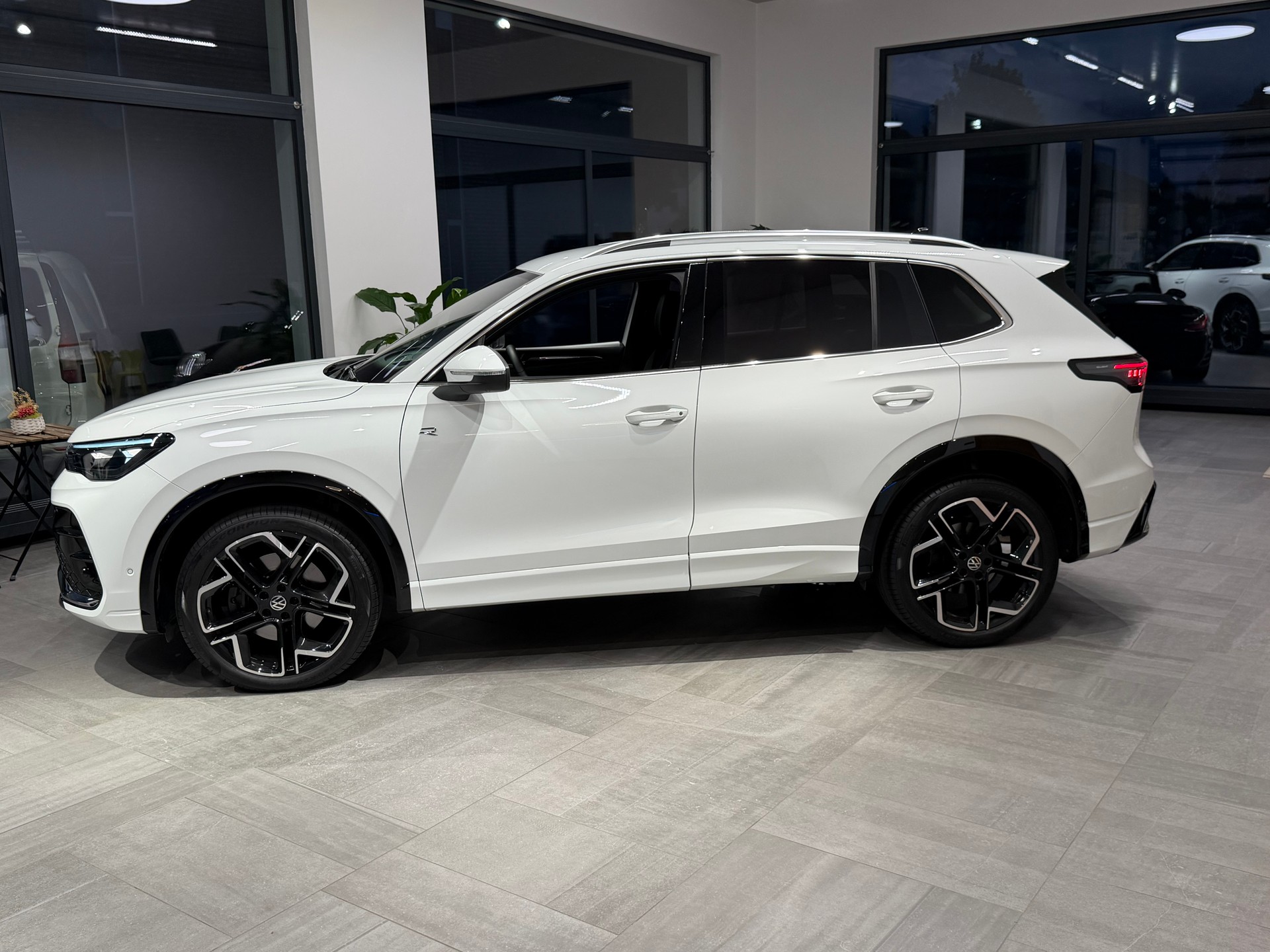 VW Tiguan 2.0 TDI SCR R-Line 4Motion DSG-image-2