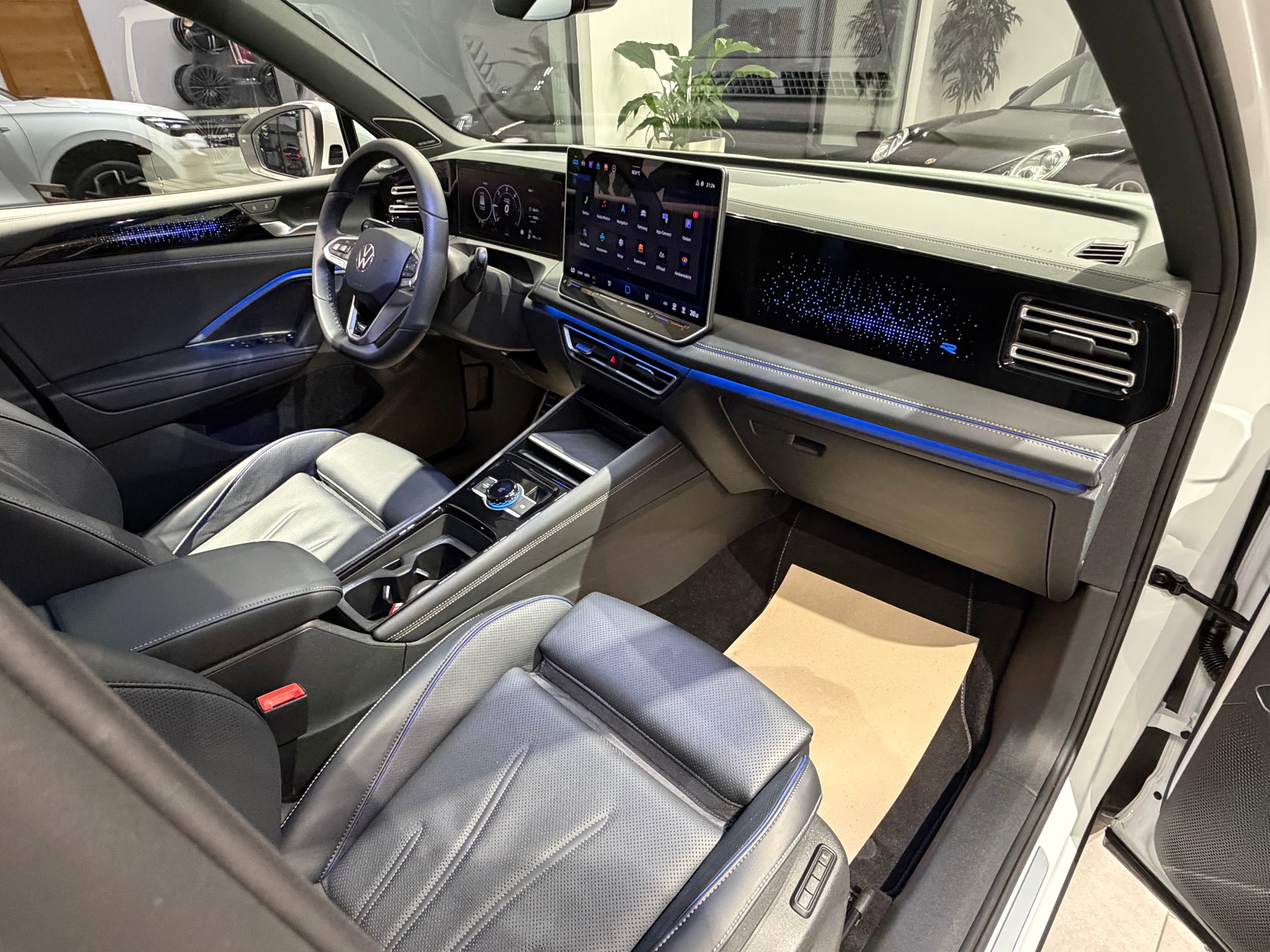 VW Tiguan 2.0 TDI SCR R-Line 4Motion DSG-image-12