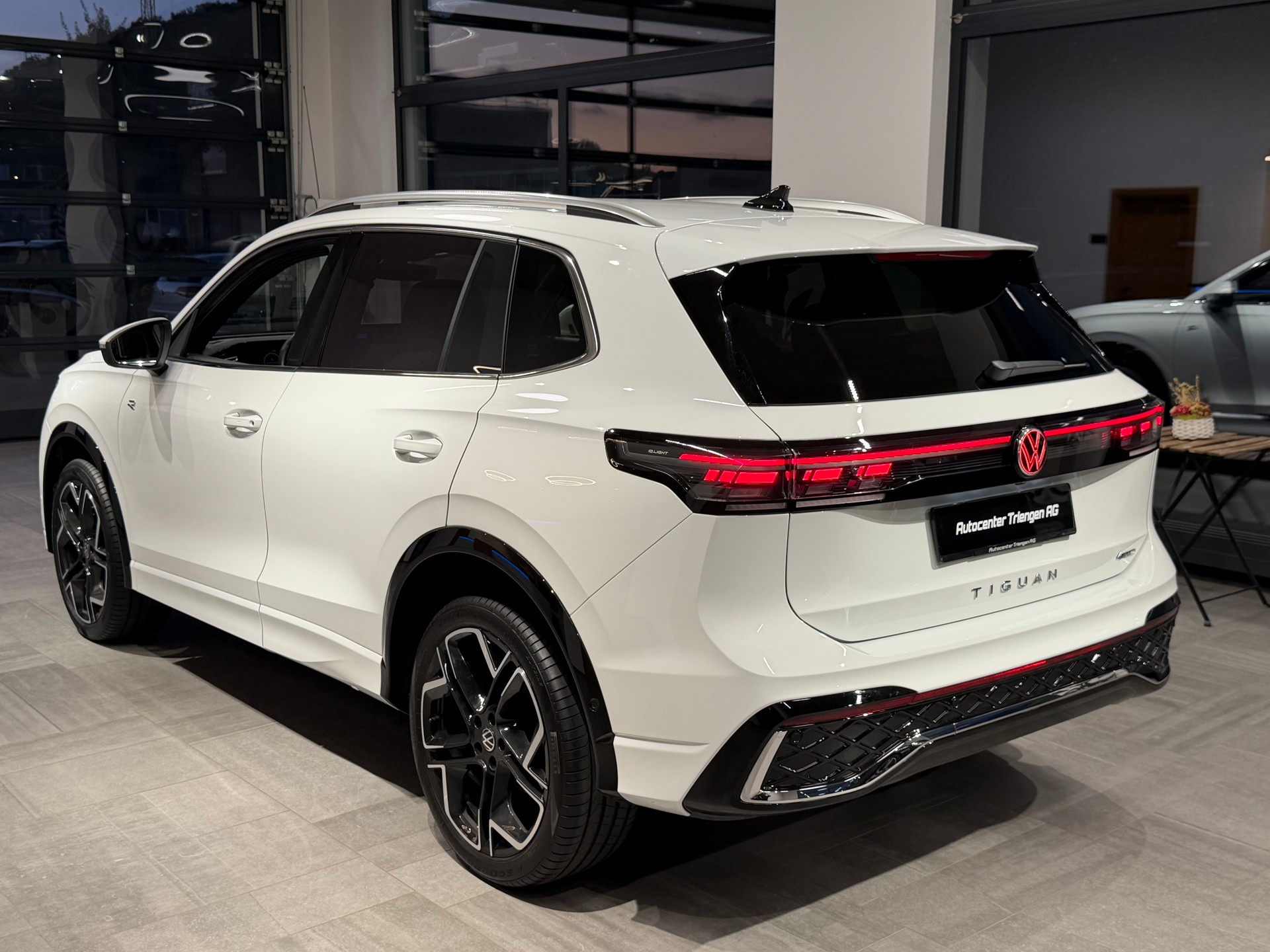 VW Tiguan 2.0 TDI SCR R-Line 4Motion DSG-image-8
