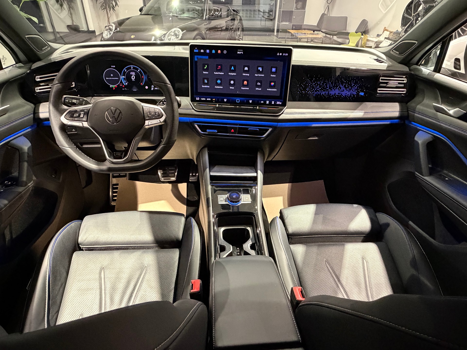 VW Tiguan 2.0 TDI SCR R-Line 4Motion DSG-image-11