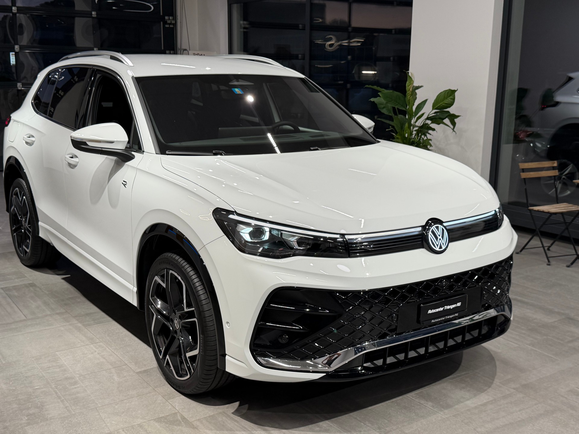 VW Tiguan 2.0 TDI SCR R-Line 4Motion DSG-image-0