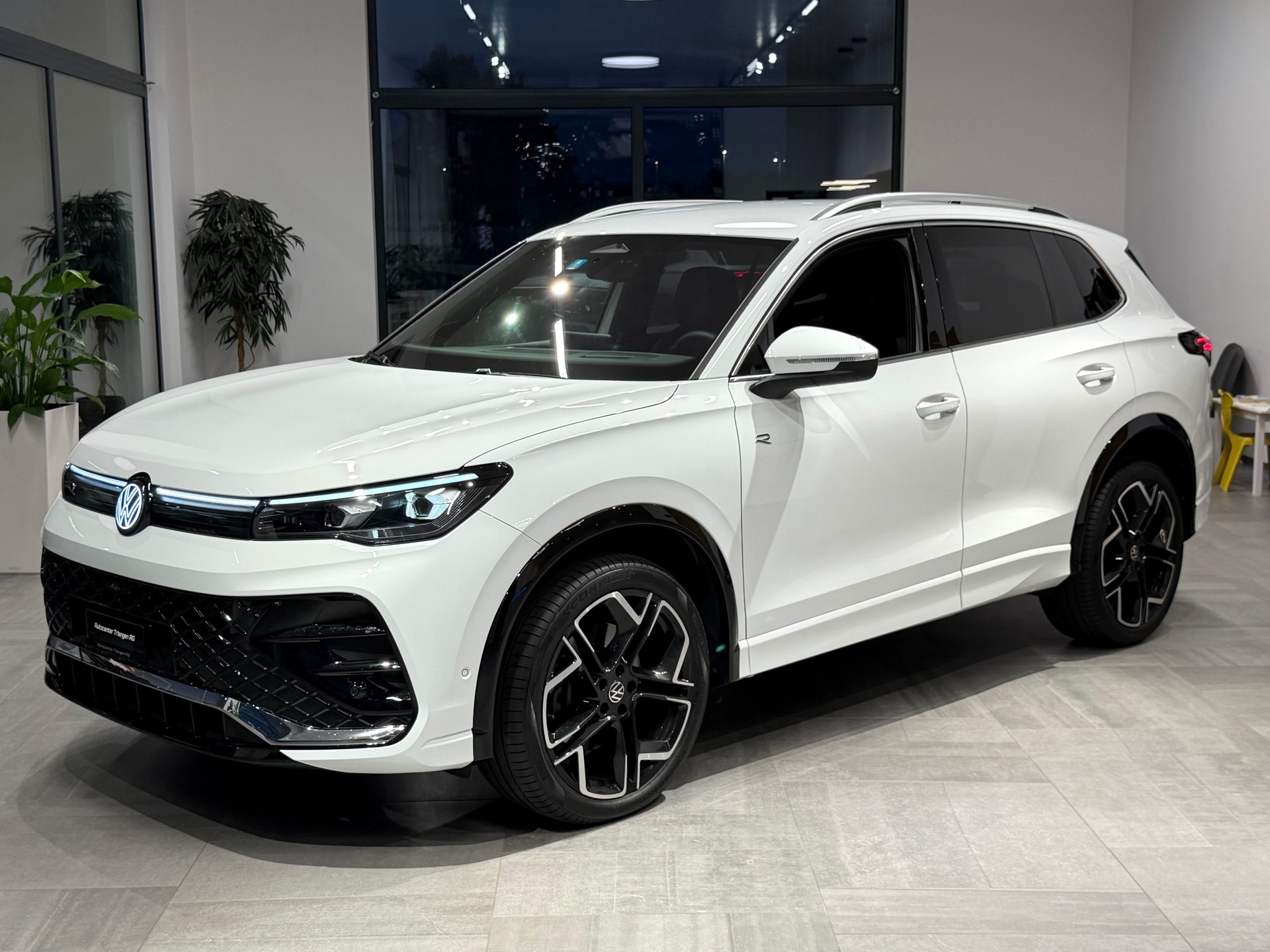 VW Tiguan 2.0 TDI SCR R-Line 4Motion DSG-image-1