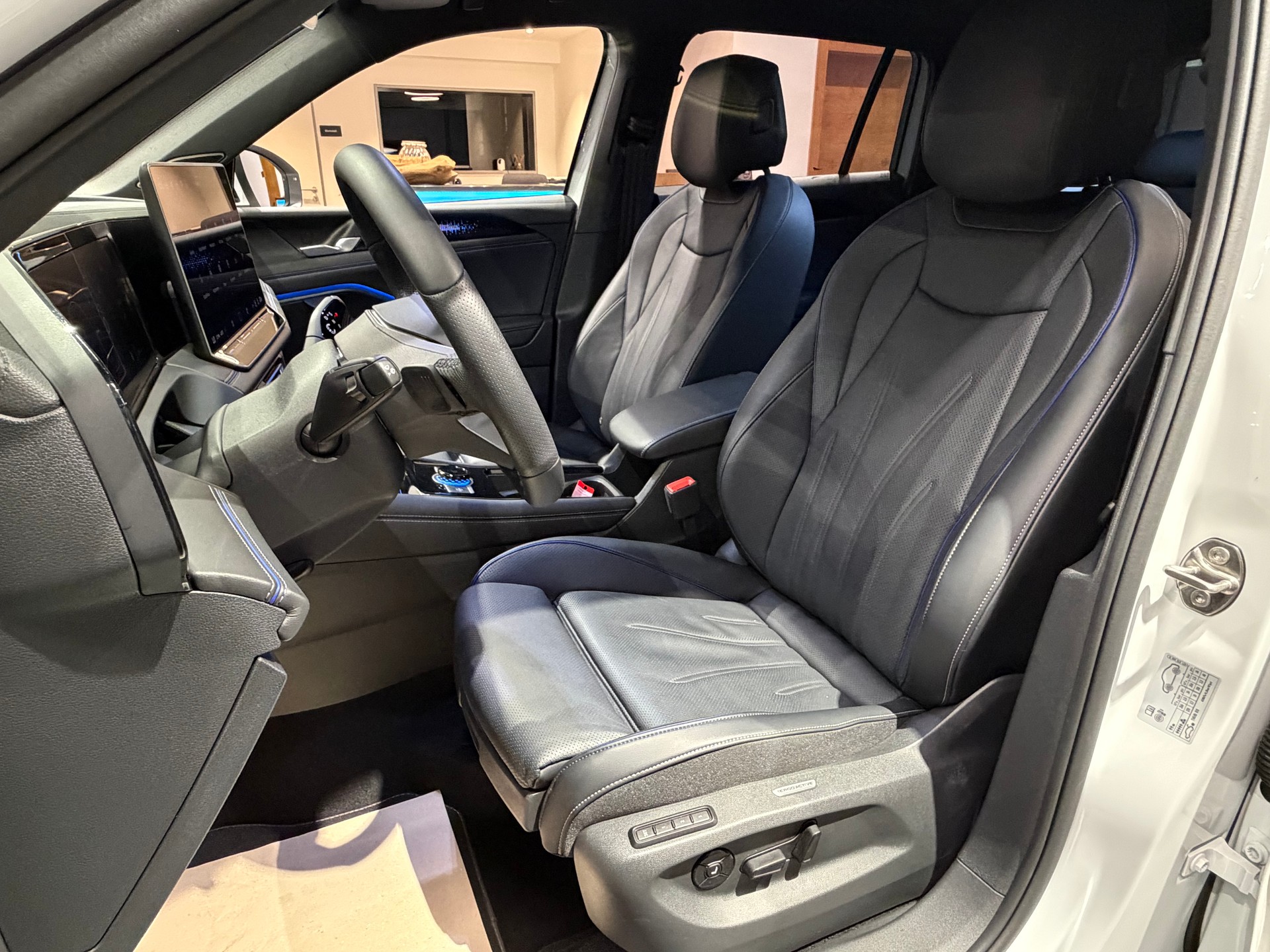 VW Tiguan 2.0 TDI SCR R-Line 4Motion DSG-image-13