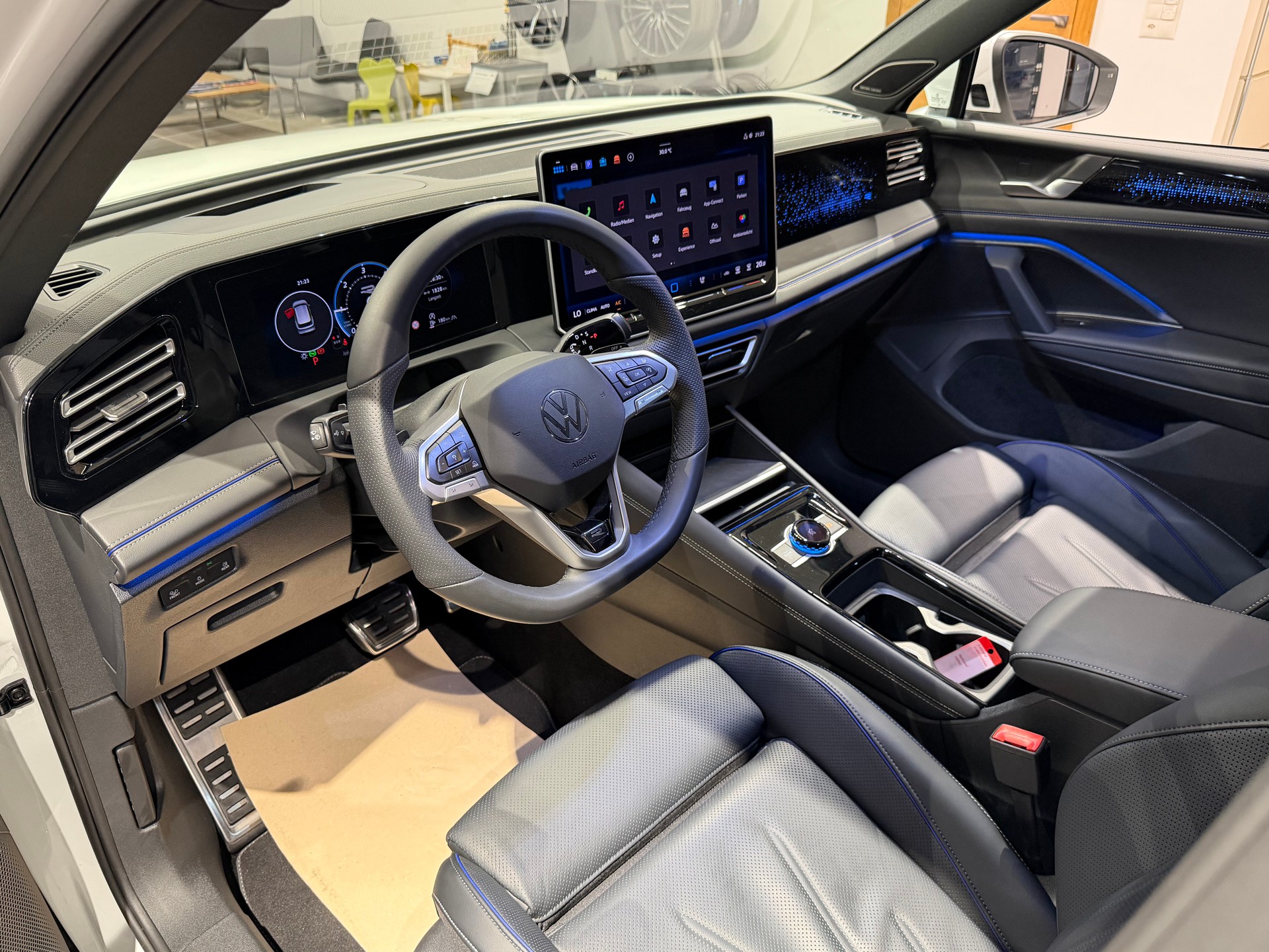 VW Tiguan 2.0 TDI SCR R-Line 4Motion DSG-image-14