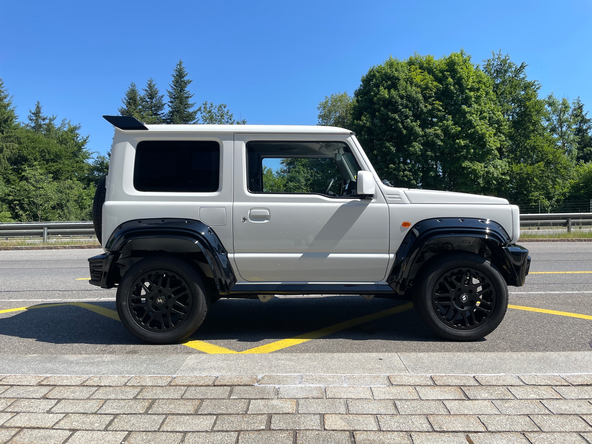 SUZUKI Jimny 1.5 MAN 4x4 AMG Style Umbau-image-3