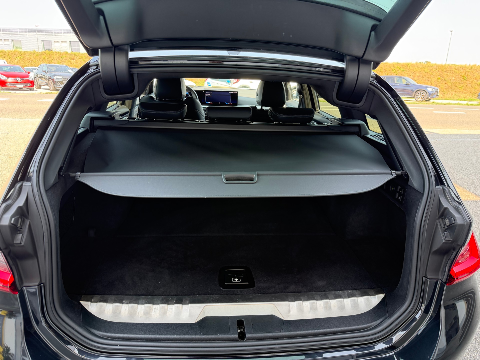 BMW 330e x DriveTouring Steptronic M Sport+++ANHÄNGERKUPPLUNG+++PANORAMADACH+++-image-5