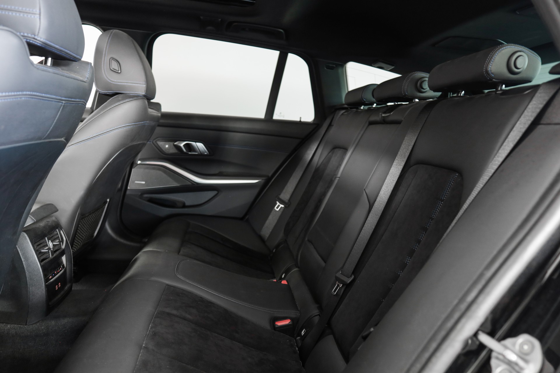 BMW M340d xDrive 48V Touring Steptronic Sport-image-11