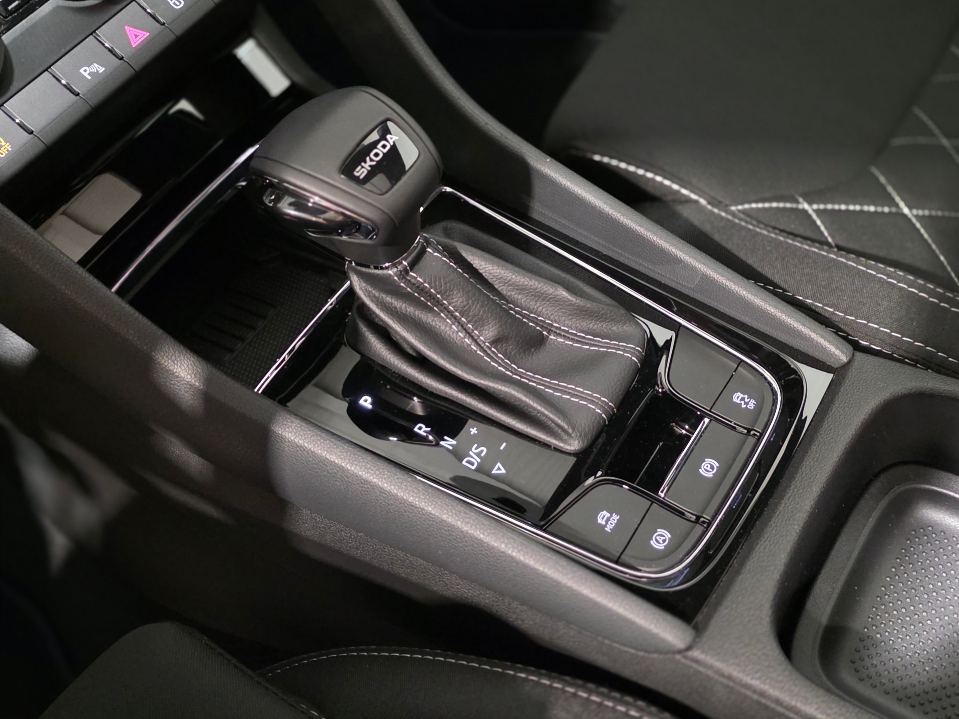 SKODA Karoq 1.5 TSI SportLine DSG-image-14