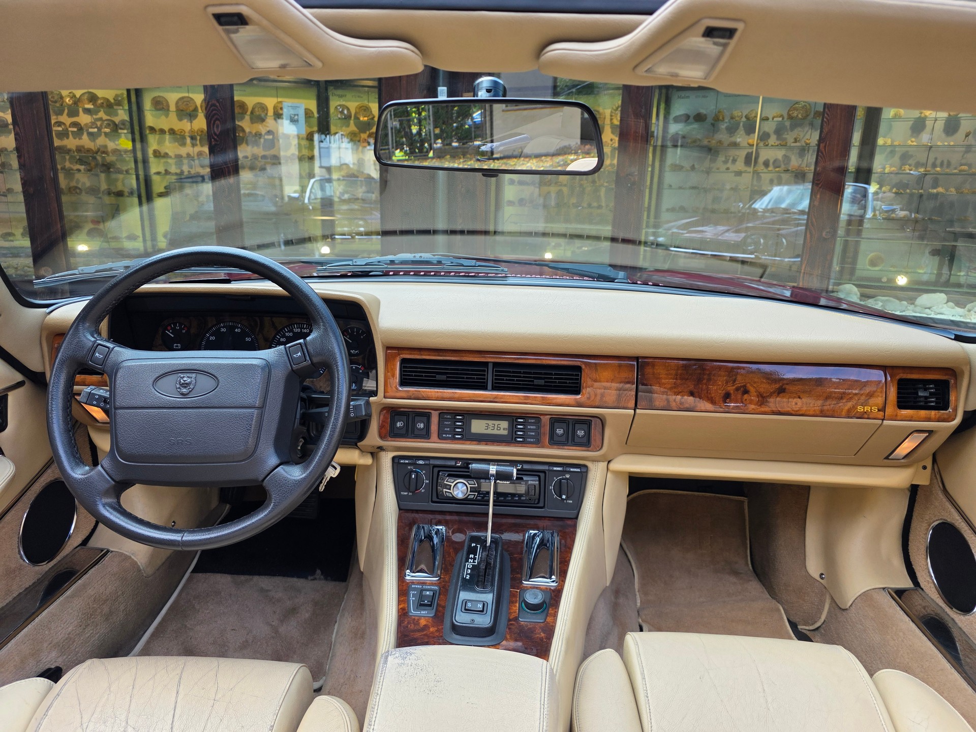 JAGUAR XJS 6.0 V12 Convertible-image-10