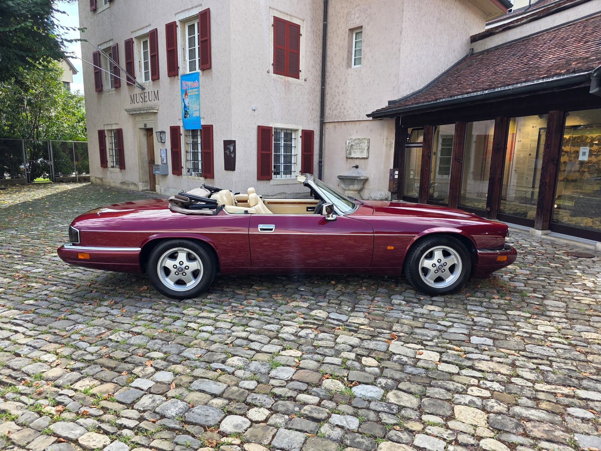 JAGUAR XJS 6.0 V12 Convertible-image-8