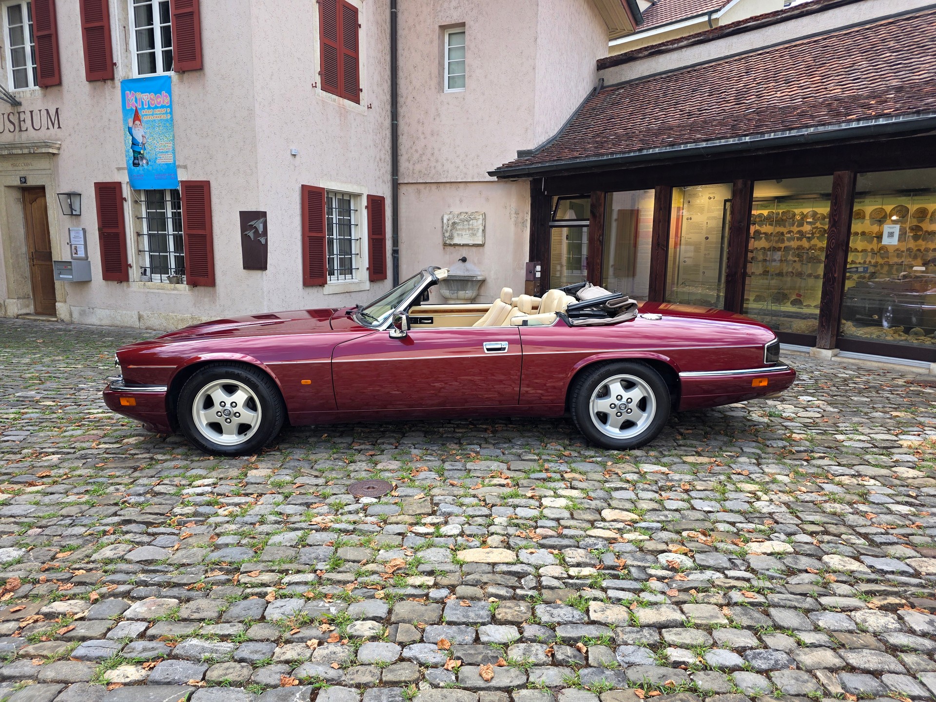 JAGUAR XJS 6.0 V12 Convertible-image-4