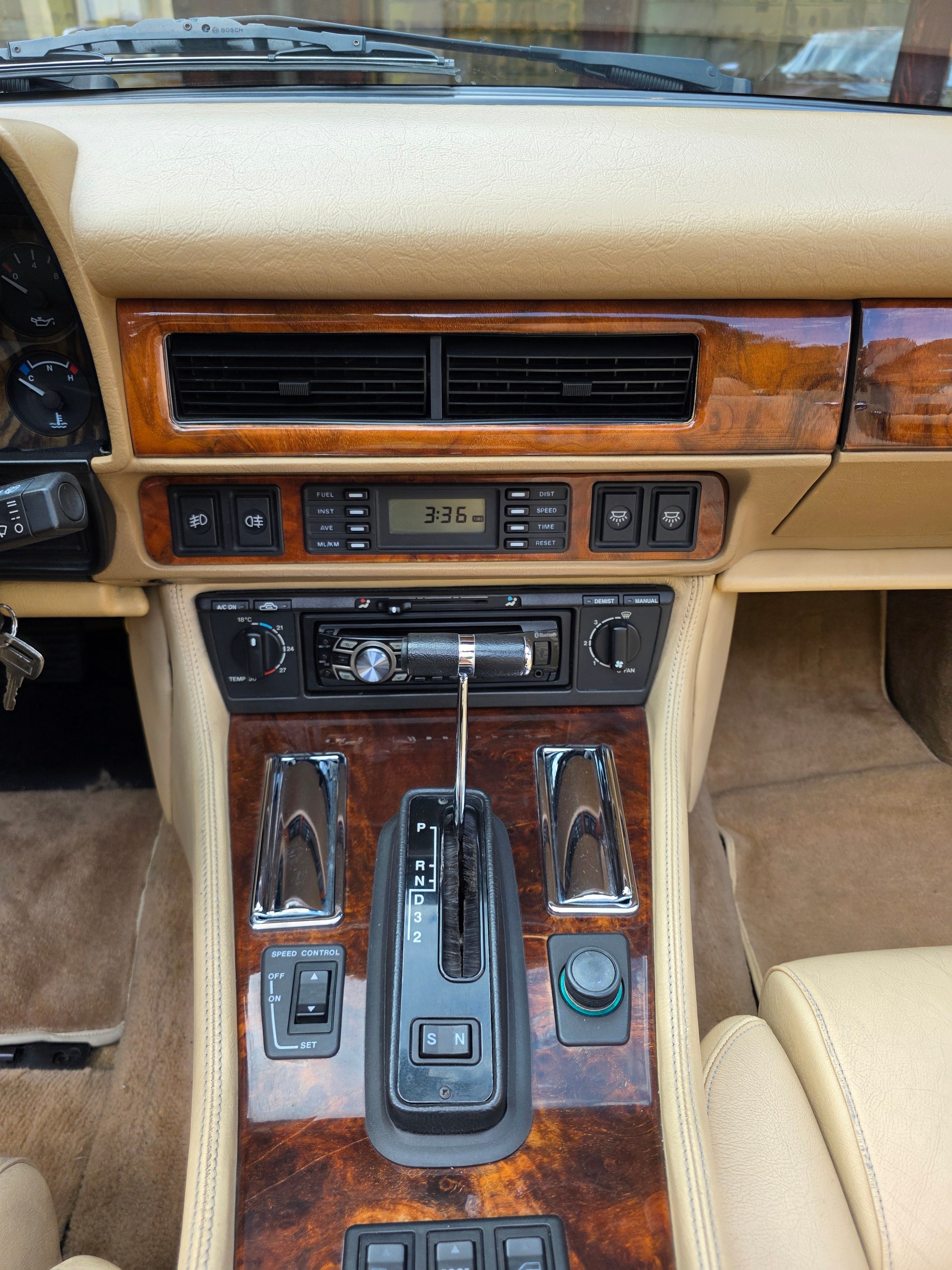 JAGUAR XJS 6.0 V12 Convertible-image-11