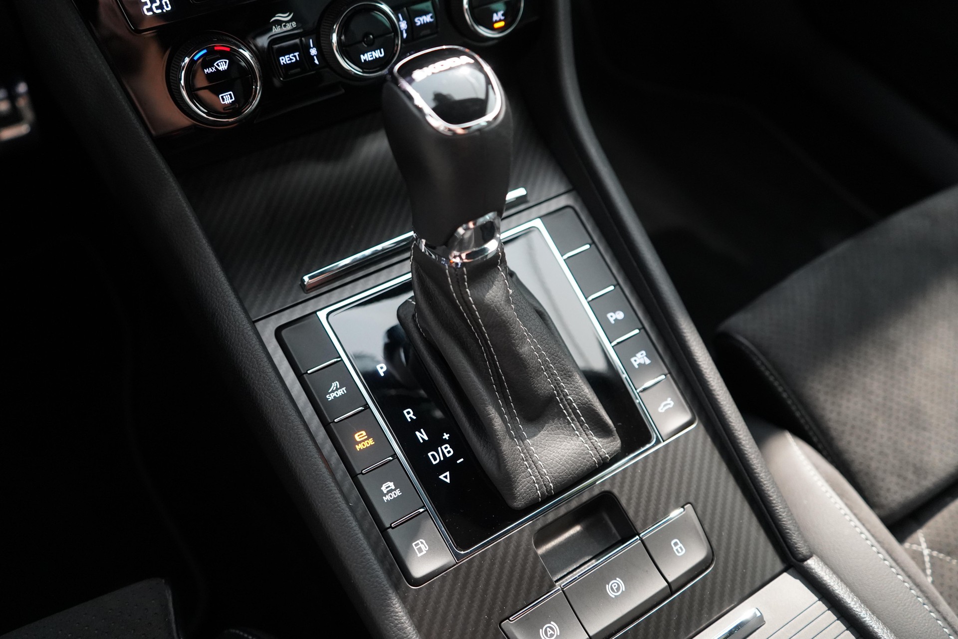 SKODA Superb Combi 1.4 TSI PHEV SportLine DSG-image-12