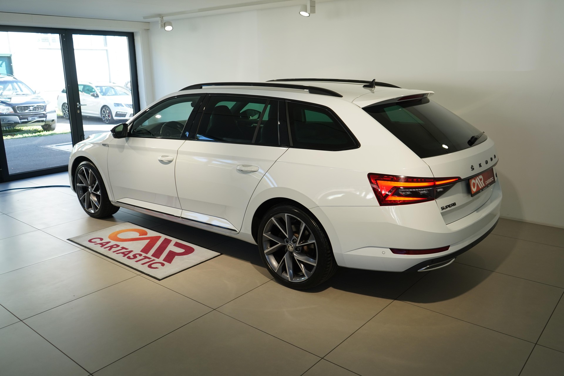 SKODA Superb Combi 1.4 TSI PHEV SportLine DSG-image-2