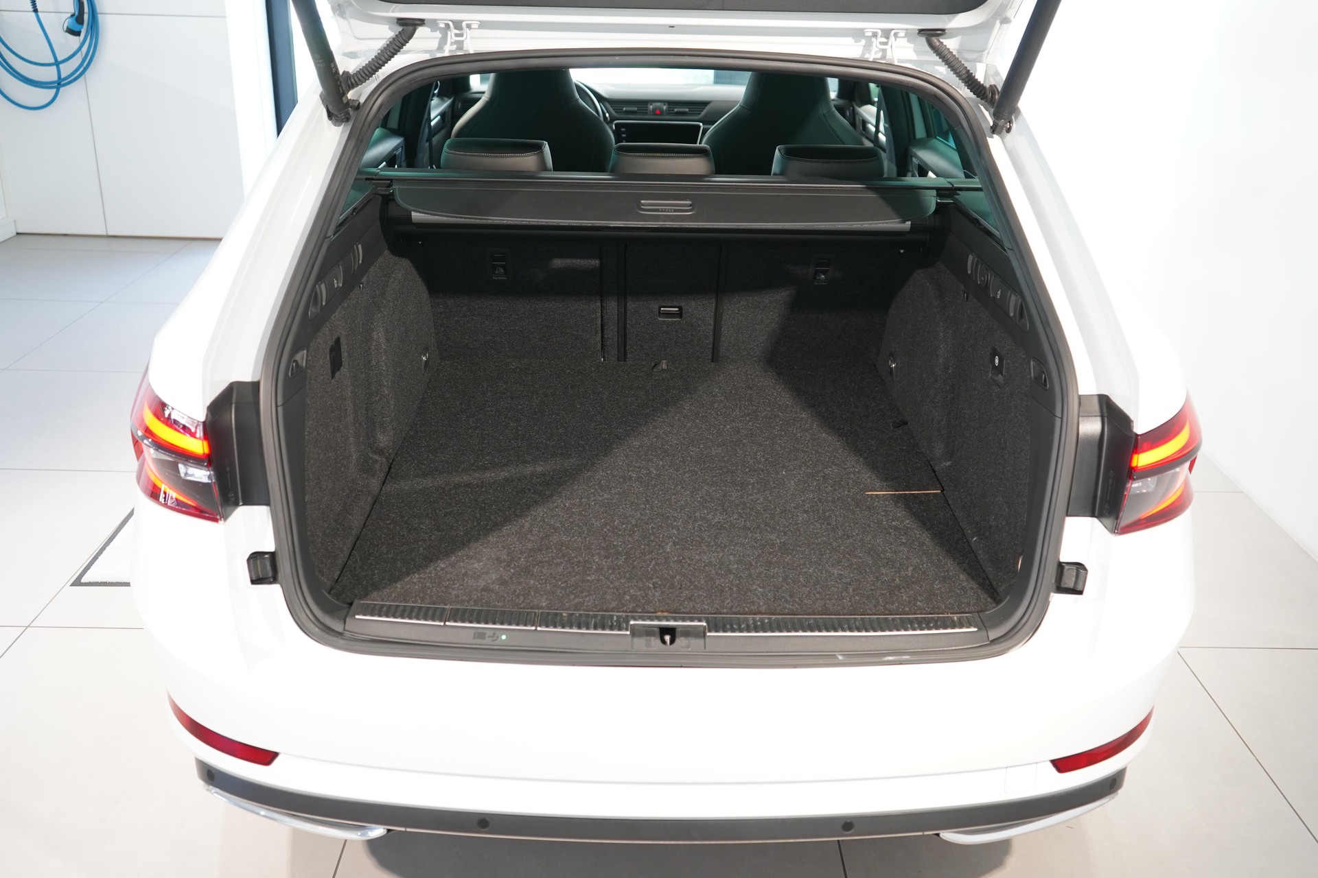 SKODA Superb Combi 1.4 TSI PHEV SportLine DSG-image-4