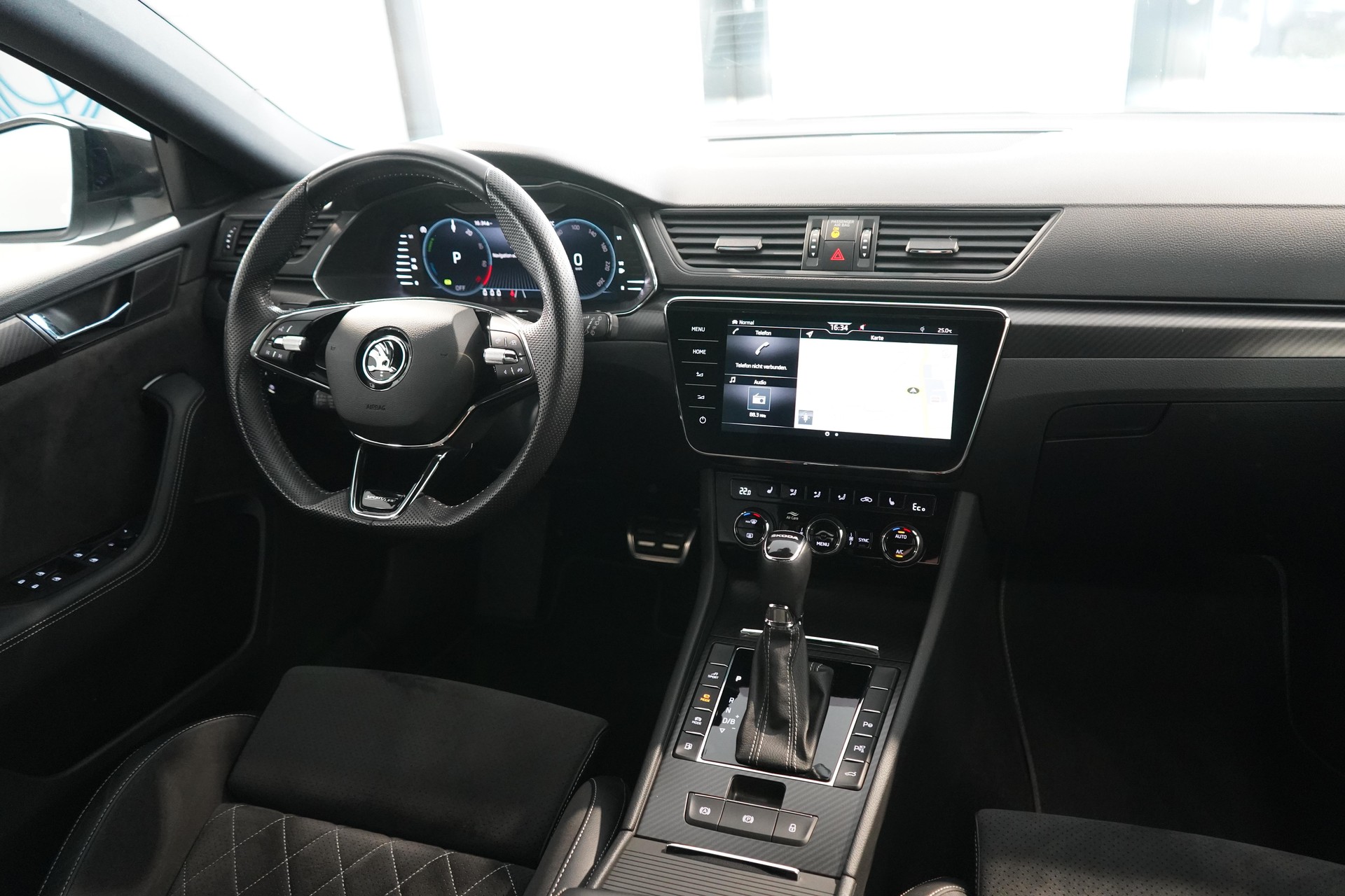 SKODA Superb Combi 1.4 TSI PHEV SportLine DSG-image-9