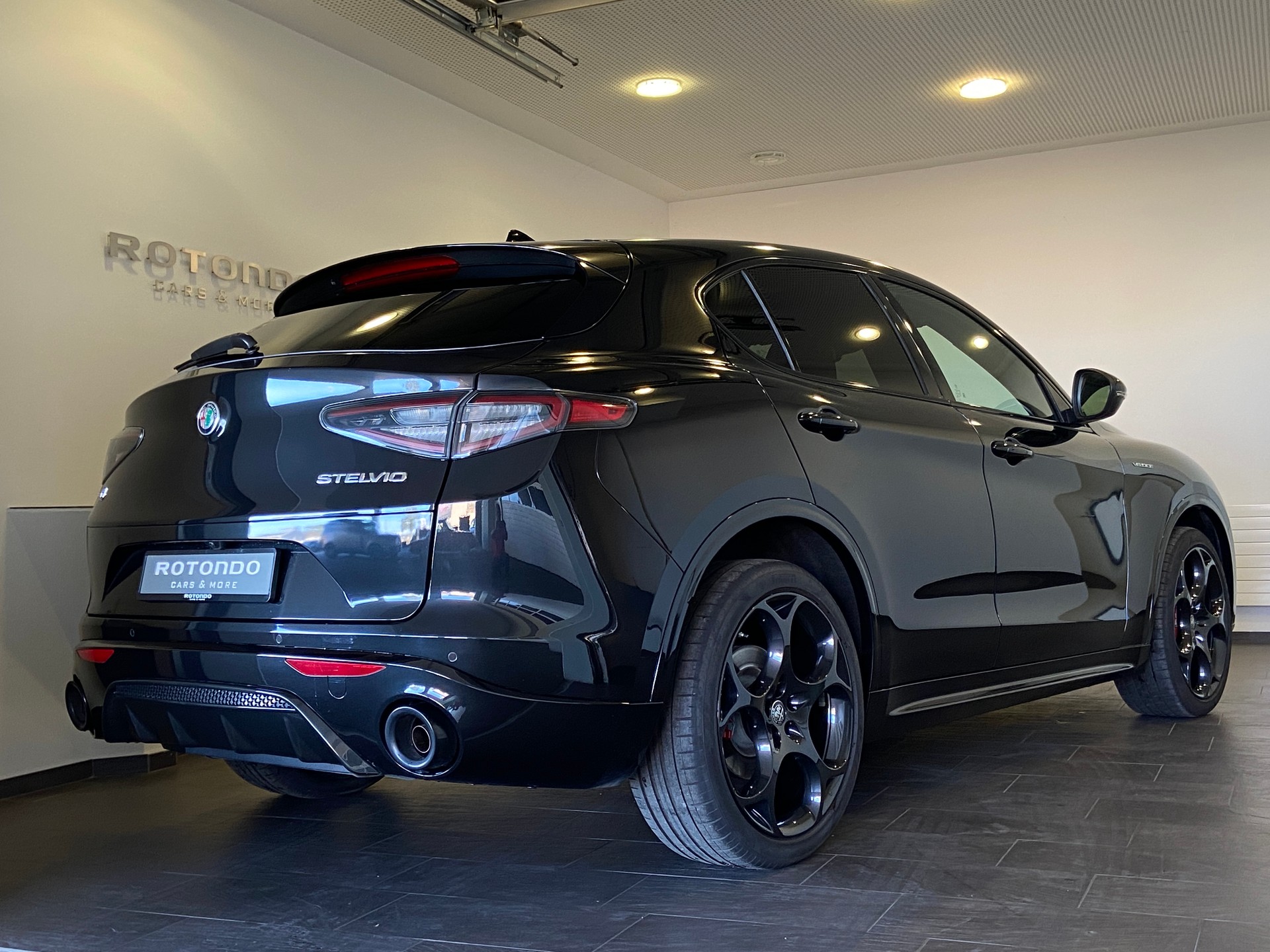 ALFA ROMEO Stelvio 2.0 Veloce Premium Sky Q4 AT8-image-1