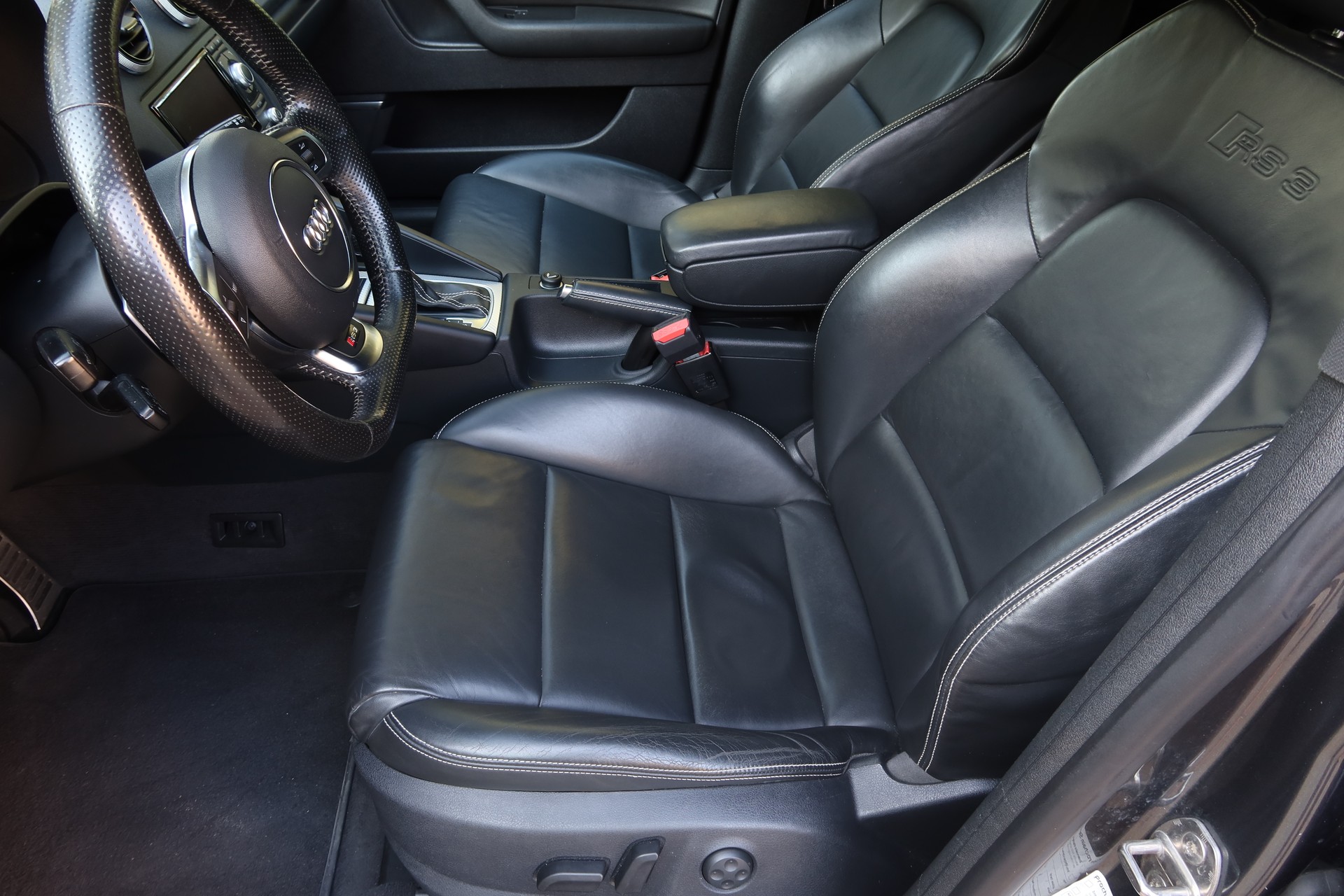 AUDI 2.5 T FSI quattro S-Tronic-image-4