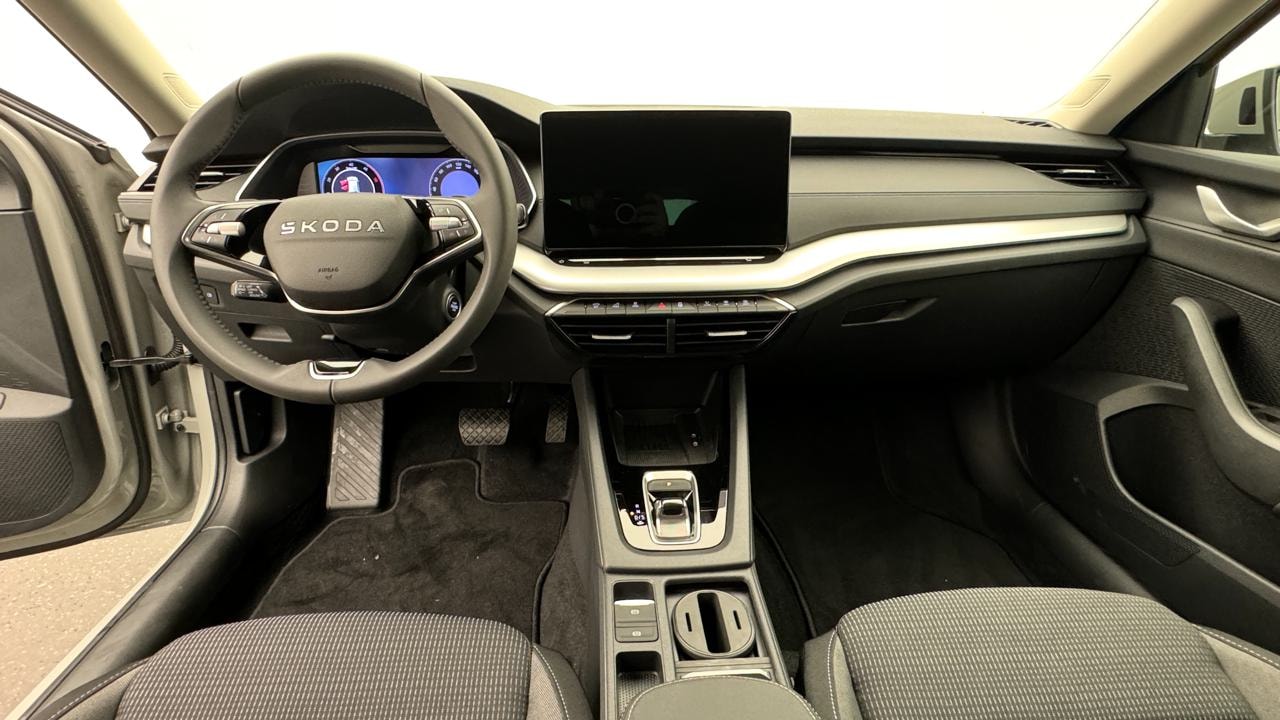 SKODA Octavia Combi 2.0 TDI DSG Selection-image-5