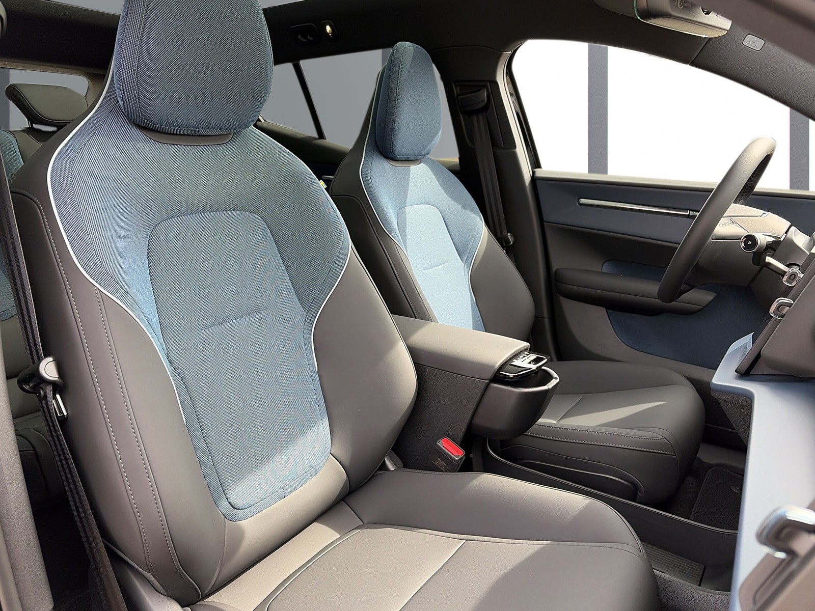 VOLVO EX30 E60 Twin Ultra Performance Sw. Black Ed. AWD-image-9
