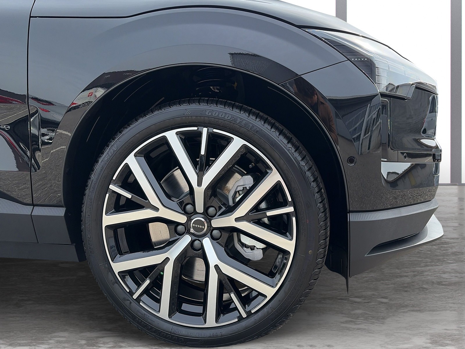 VOLVO EX30 E60 Twin Ultra Performance Sw. Black Ed. AWD-image-2
