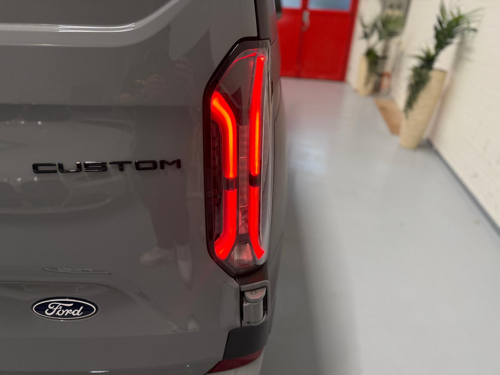 FORD Transit Custom Van 340 L2H1 65kWh Limited-image-14