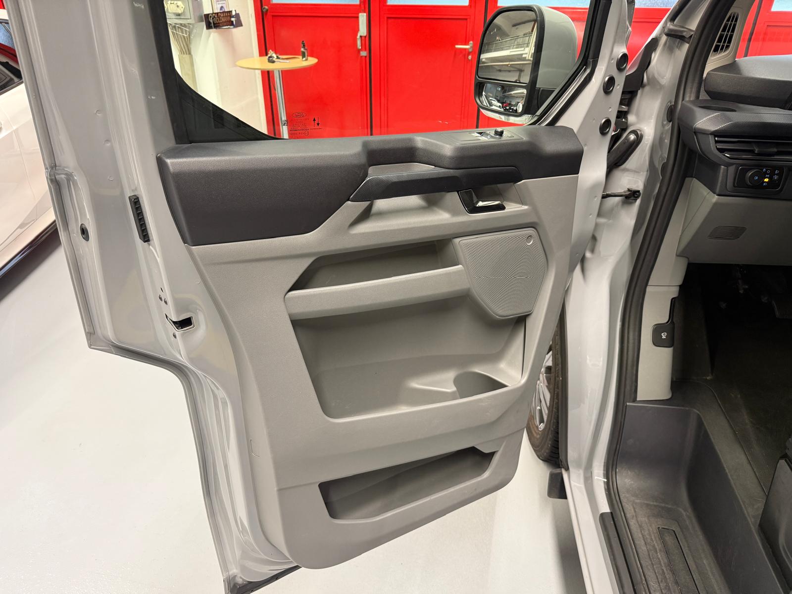 FORD Transit Custom Van 340 L2H1 65kWh Limited-image-9