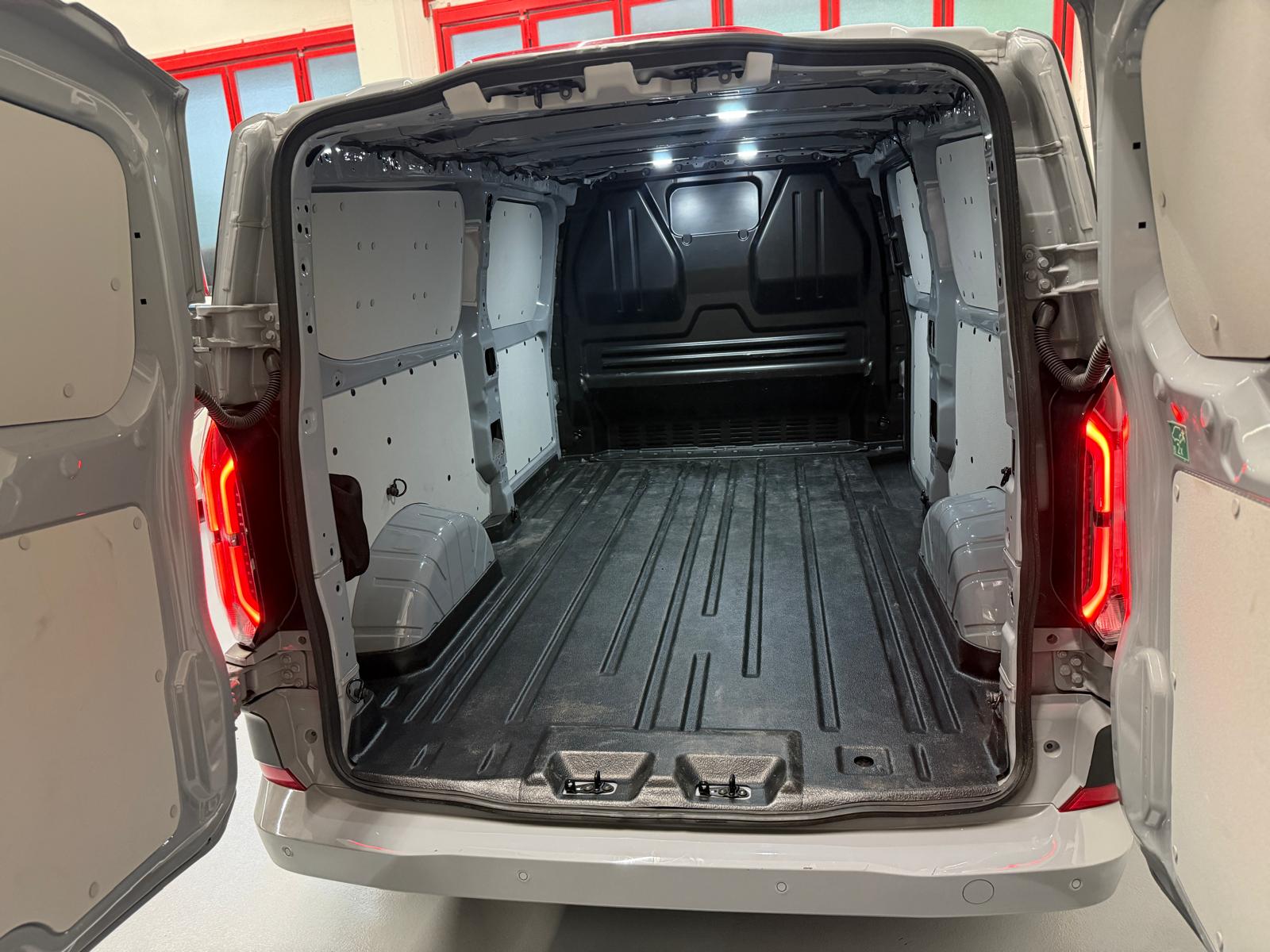 FORD Transit Custom Van 340 L2H1 65kWh Limited-image-12