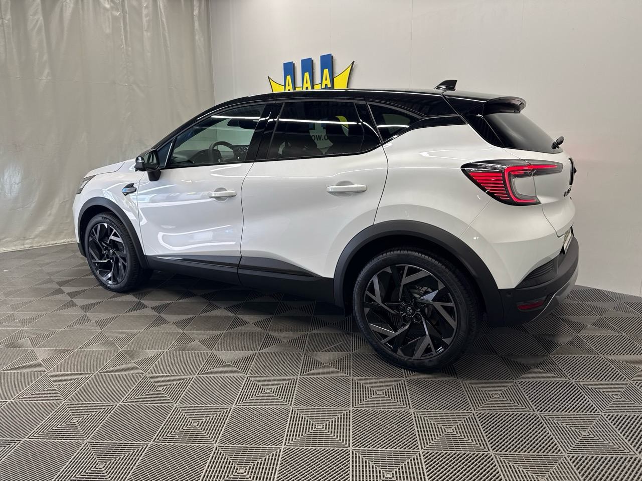 RENAULT Captur 1.8 E-Tech 160 Esprit Alpine DHT-image-1