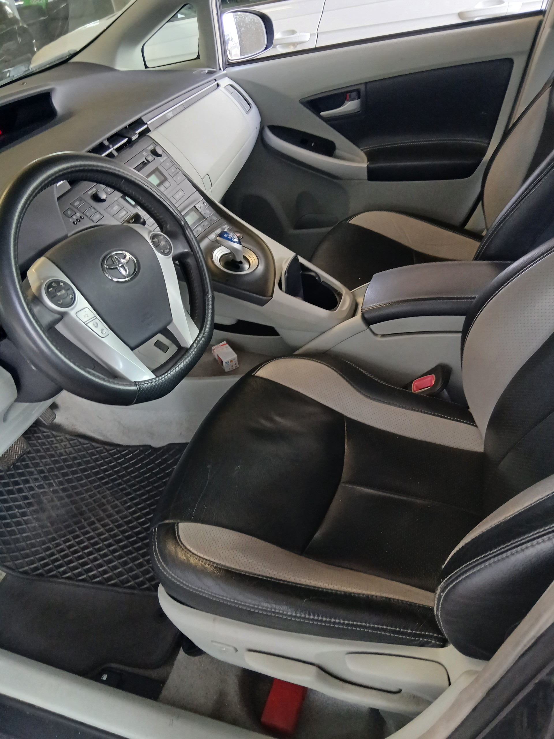 TOYOTA Prius 1.8 16V HSD Luna-image-4