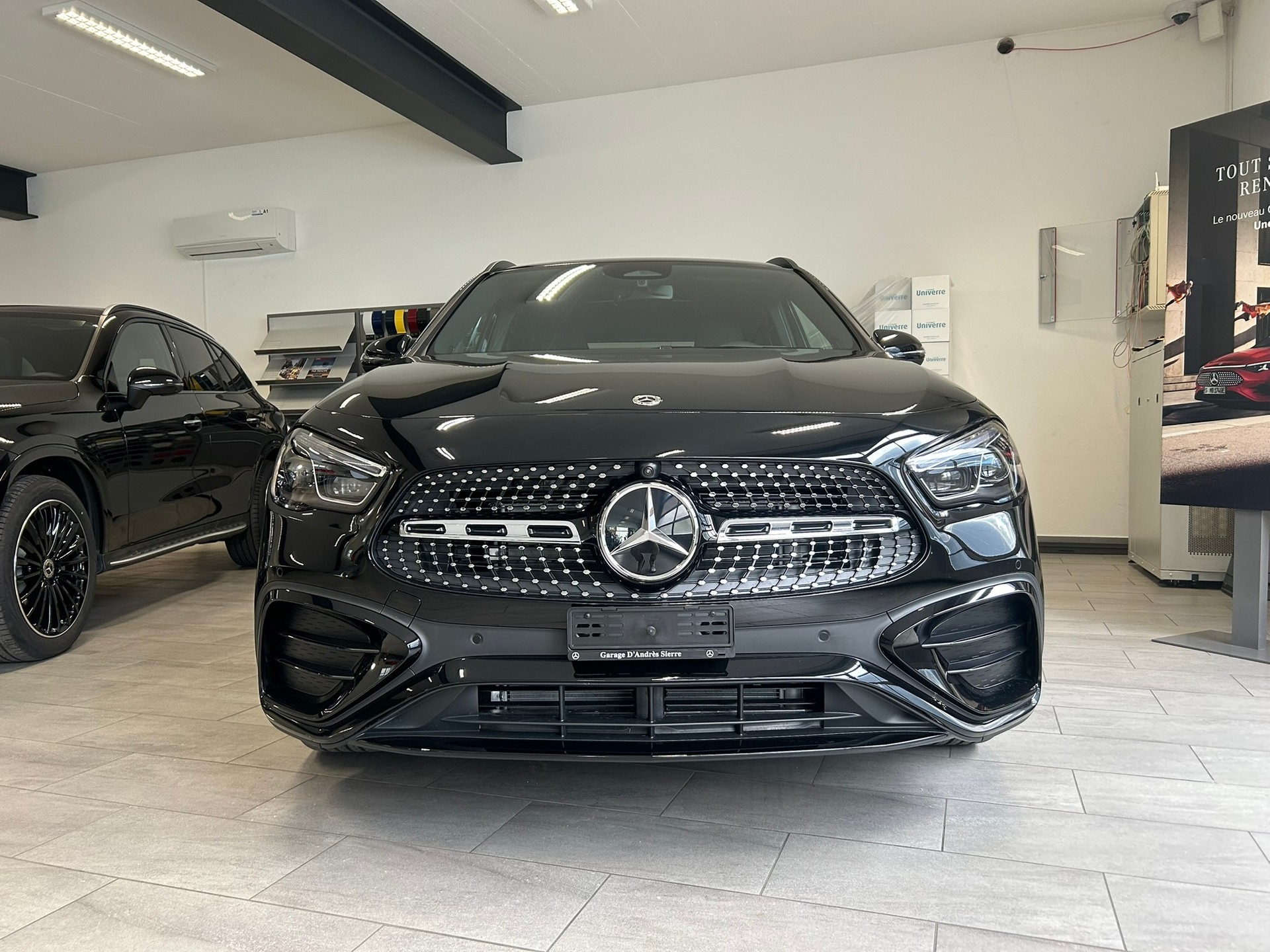 MERCEDES-BENZ GLA 250 4Matic AMG Line Swiss Star-showroom-element-1