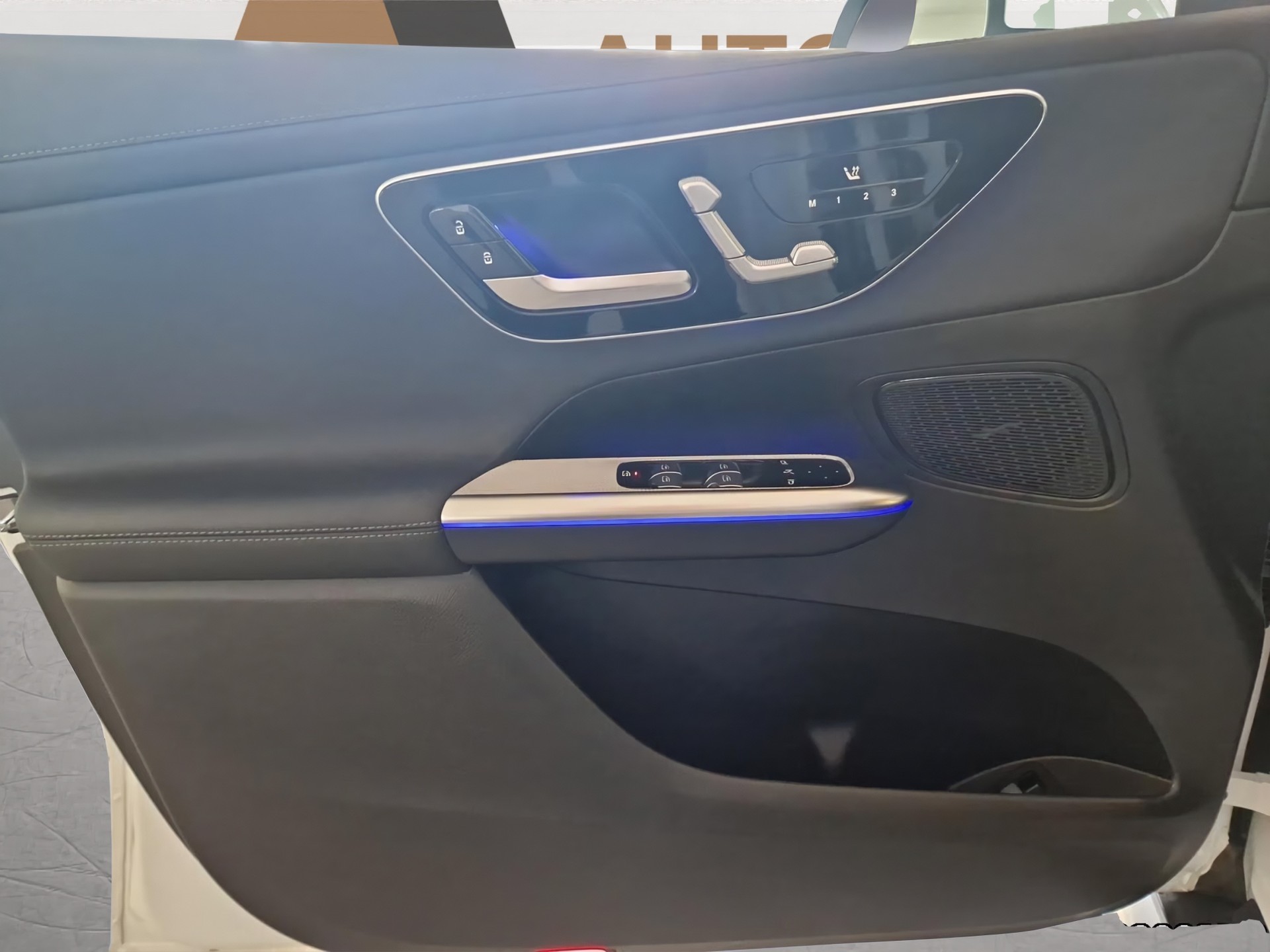 MERCEDES-BENZ GLC 300 e 4MATIC AMG Line AHK DISTRONIC Memory-image-5