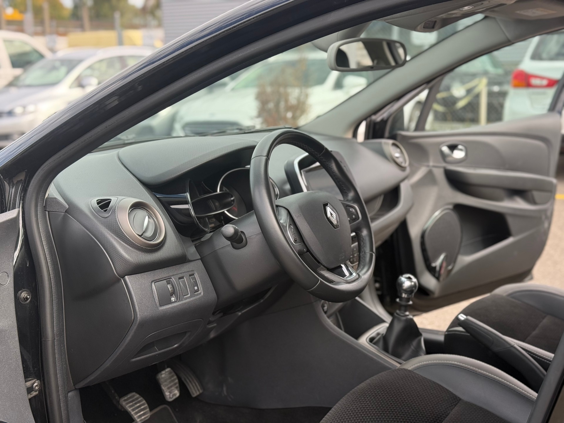 RENAULT Clio 1.2 16V T Swiss Edition-image-4