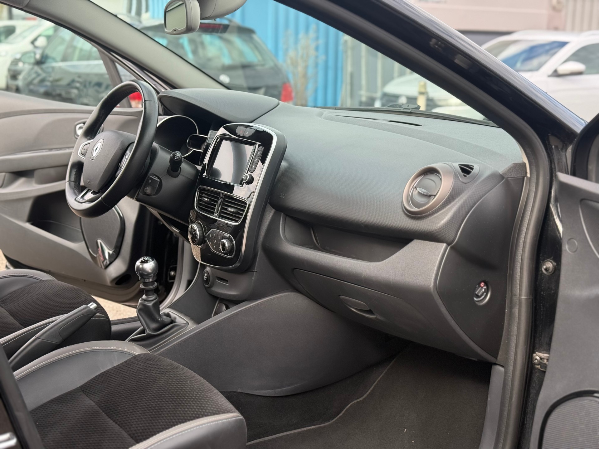 RENAULT Clio 1.2 16V T Swiss Edition-image-5