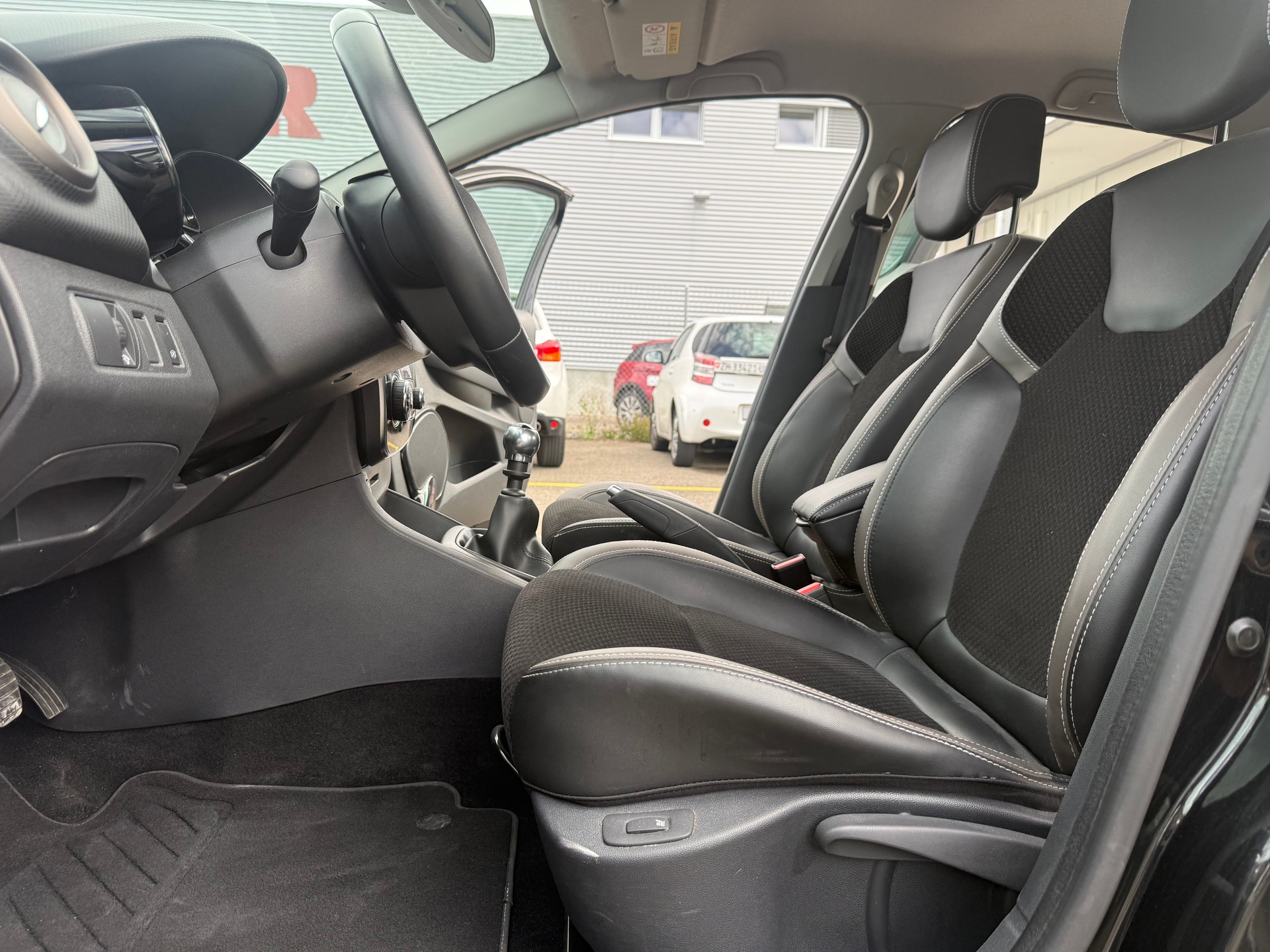 RENAULT Clio 1.2 16V T Swiss Edition-image-6