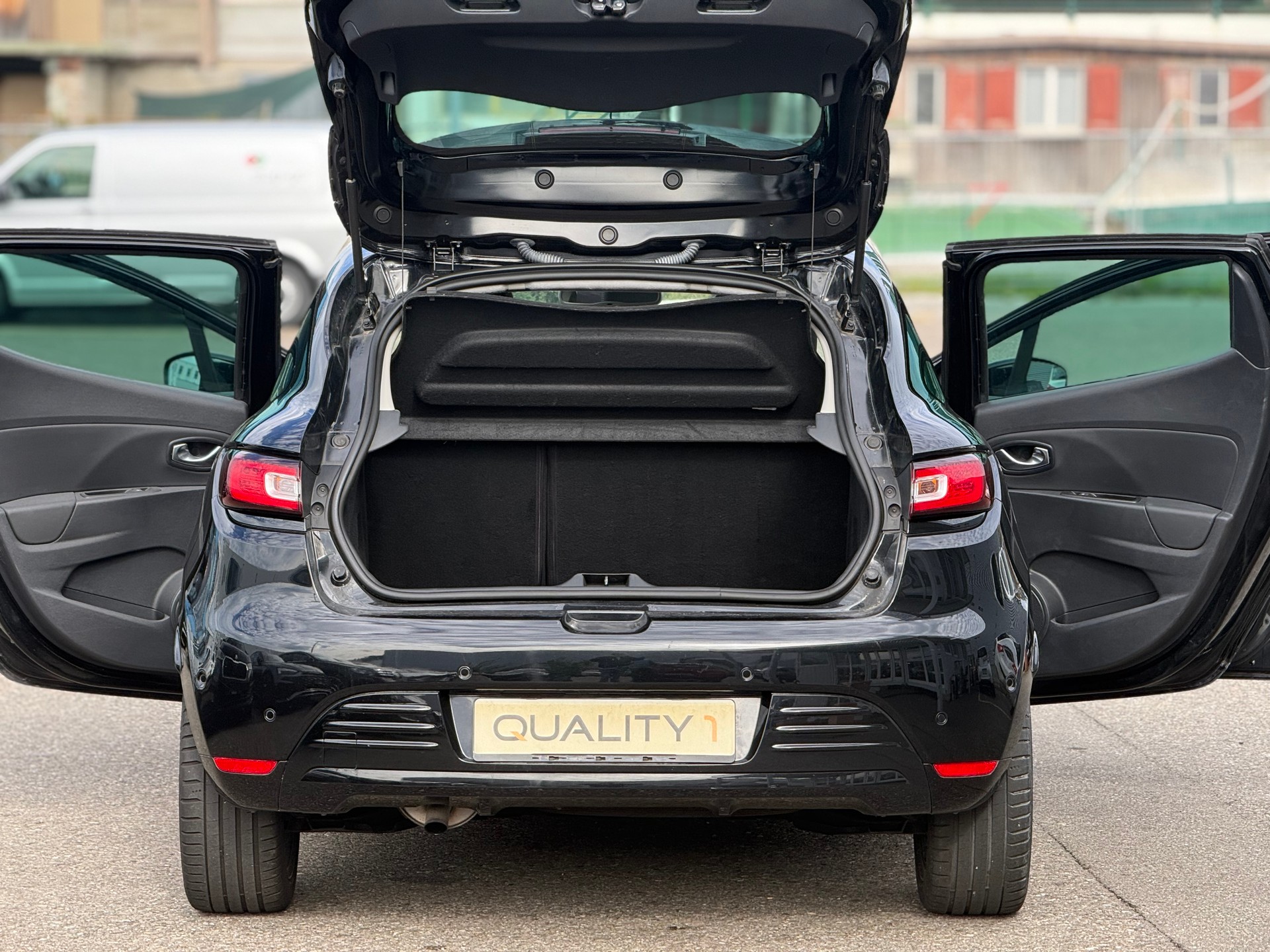 RENAULT Clio 1.2 16V T Swiss Edition-image-8