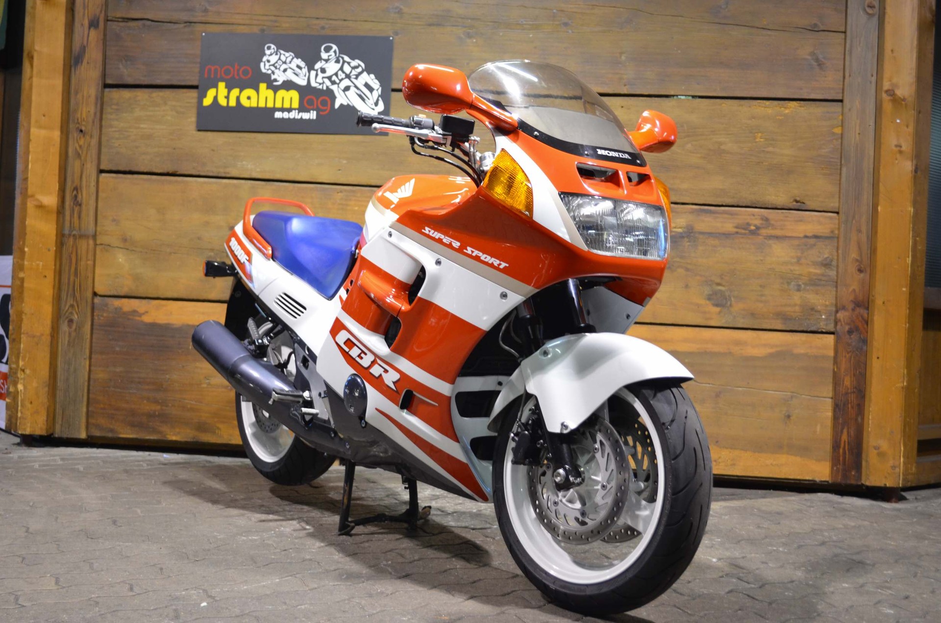 HONDA CBR1000F-showroom-element-1