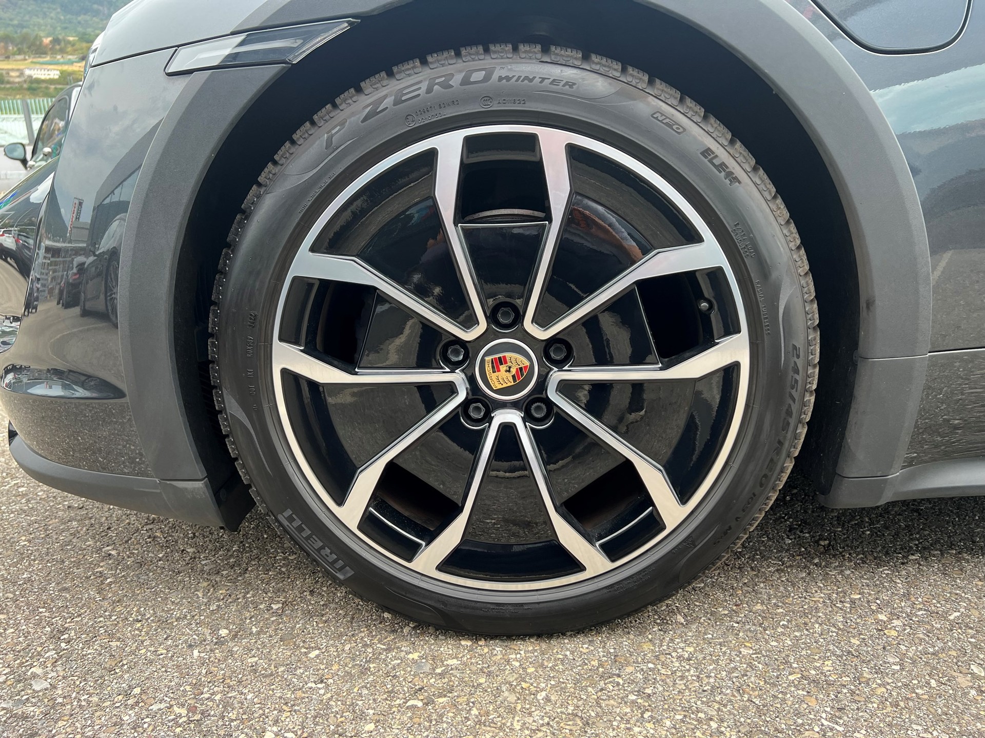 PORSCHE Taycan 4 Cross Turismo-image-9