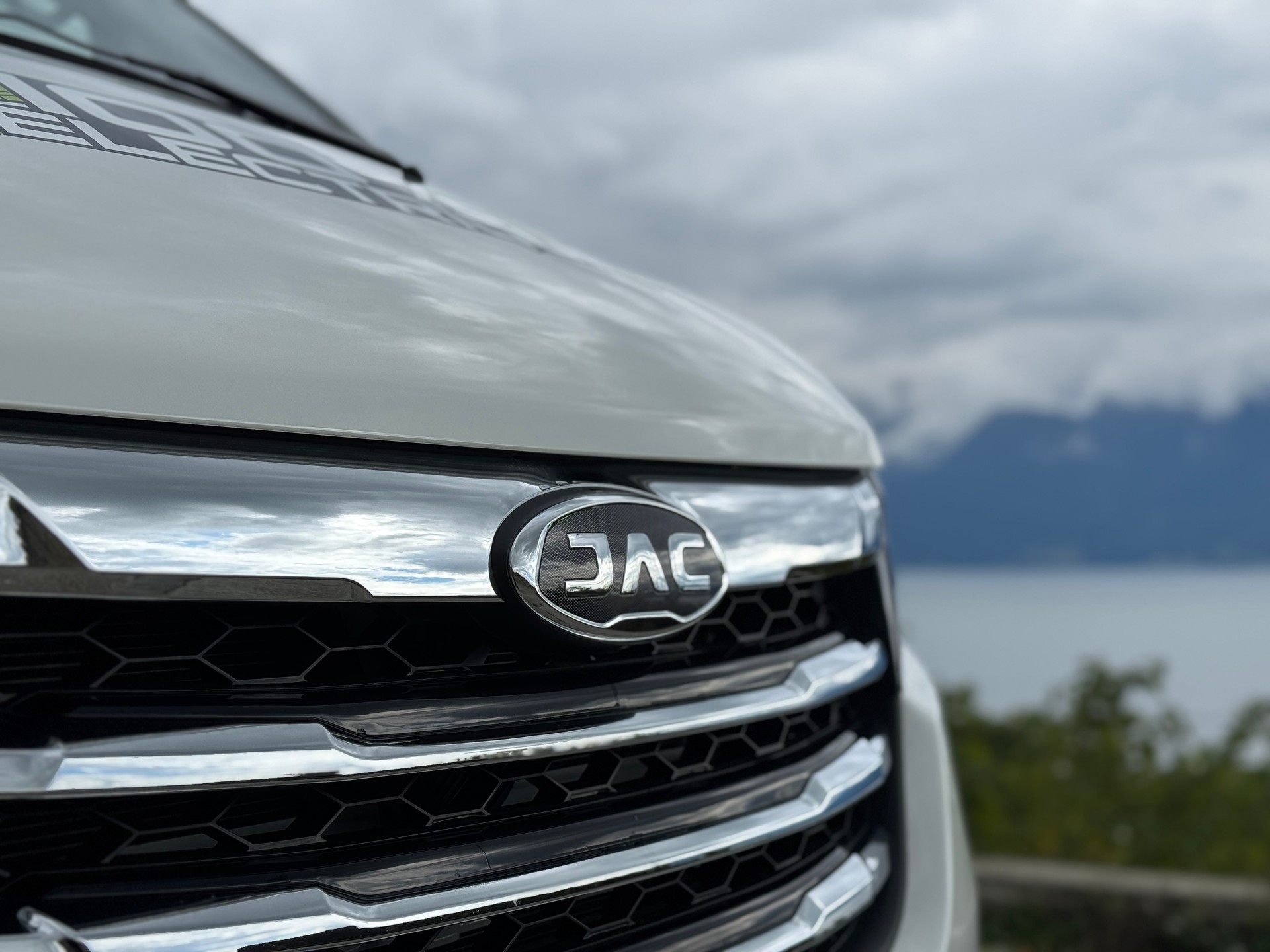 JAC M3EV-showroom-element-1