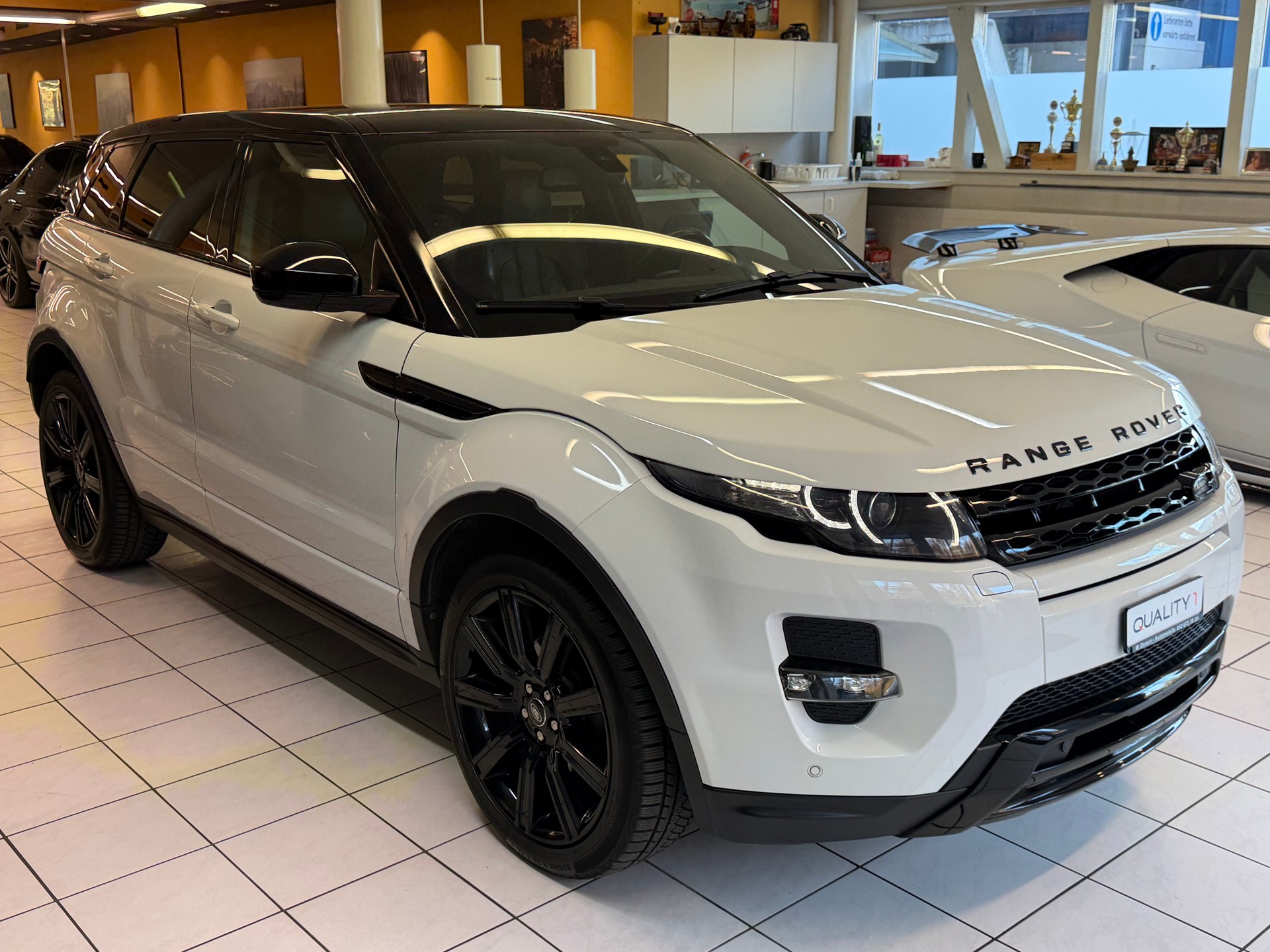 LAND ROVER Range Rover Evoque 2.2 SD4 Dynamic AT9-image-1